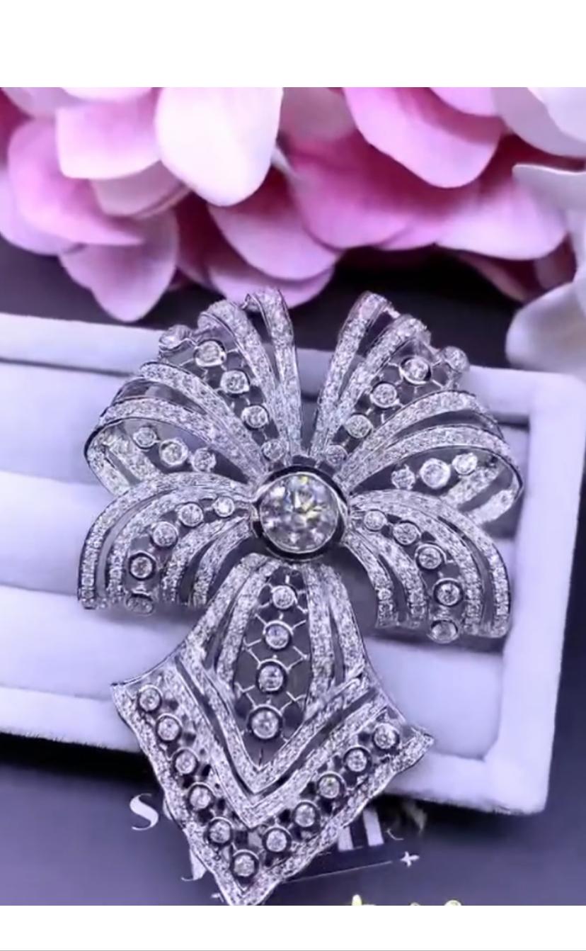 Certified 8.90 Carats Diamonds 18K Gold Brooch  In New Condition For Sale In Massafra, IT
