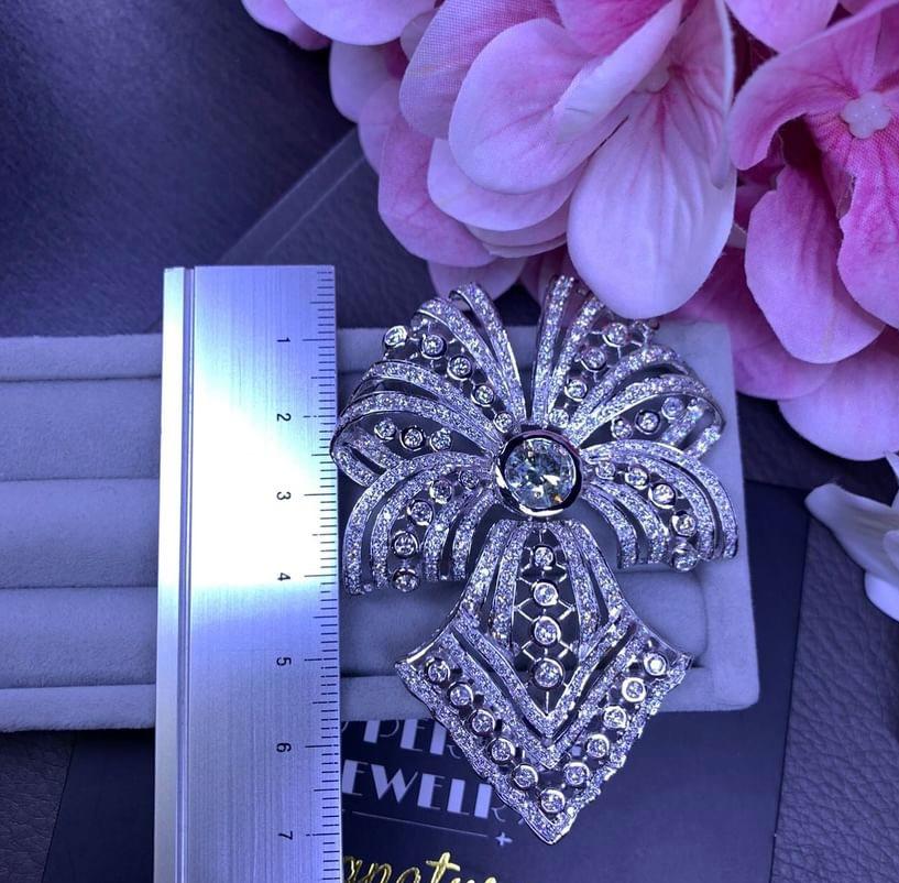 Women's or Men's Certified 8.90 Carats Diamonds 18K Gold Brooch  For Sale