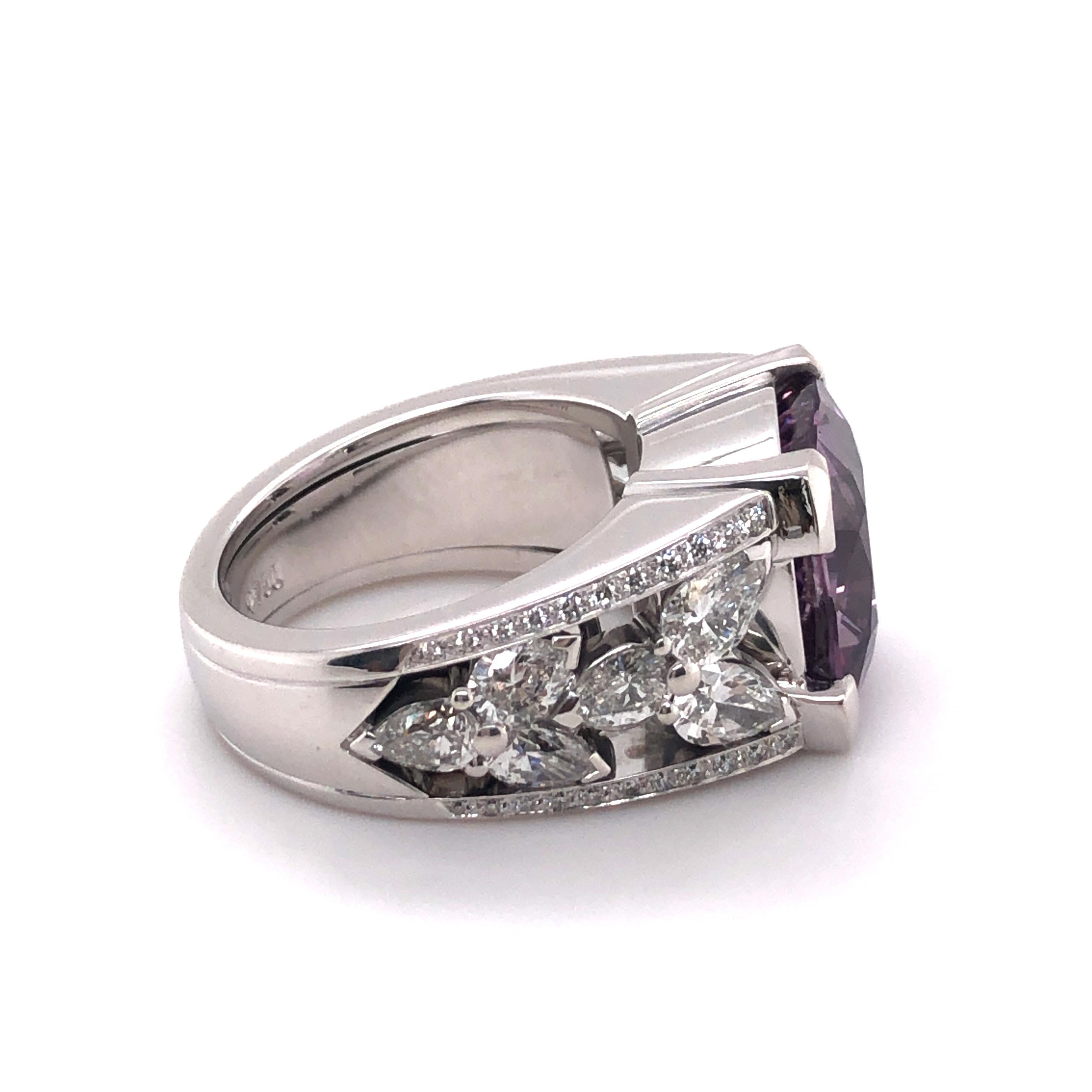 Certified 8.90 Ct Violet Burmese Spinel and Diamond Ring in 18 Karat White Gold In Excellent Condition For Sale In Lucerne, CH