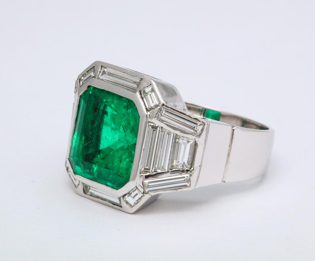 Modern Certified 9 Carat Colombian Emerald and Diamond Italian Ring