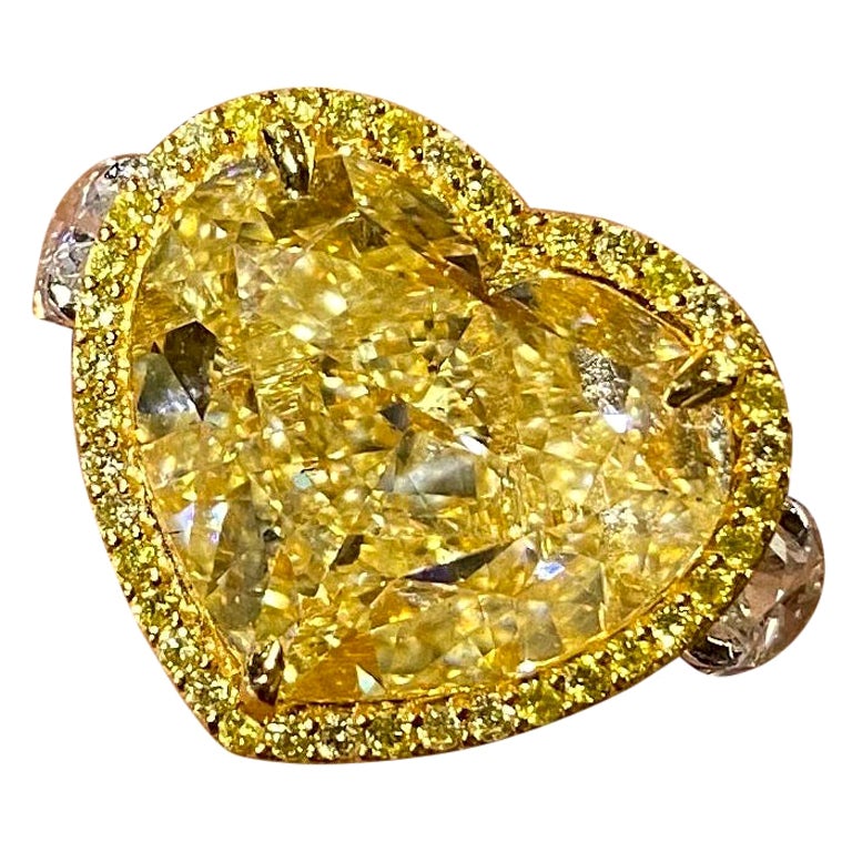 Anillo de compromiso certificado de tres piedras con diamante amarillo en forma de corazón de 9 quilates