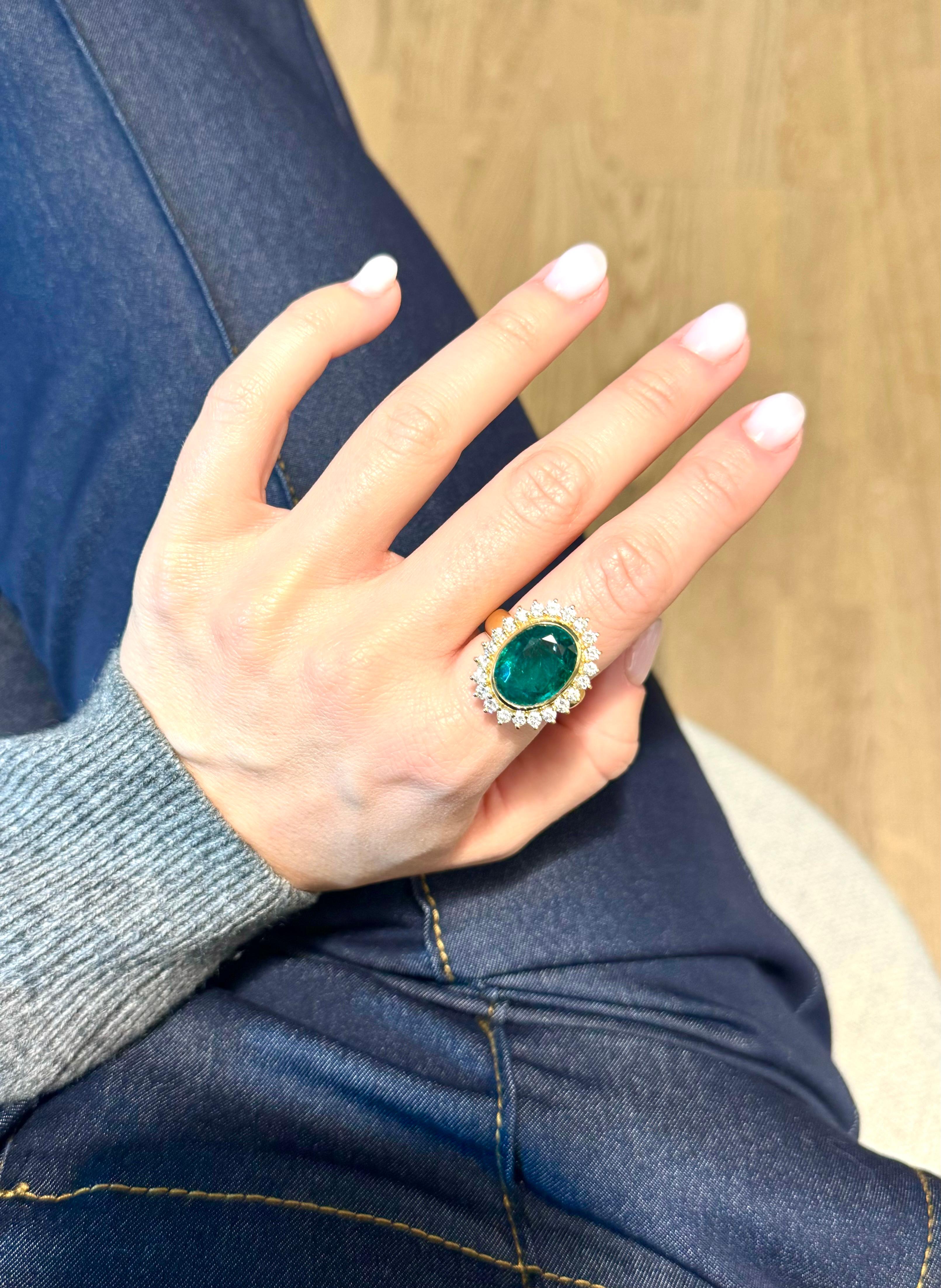 Certified 9.04 Carats Zambian emerald and diamond ring im Angebot 1