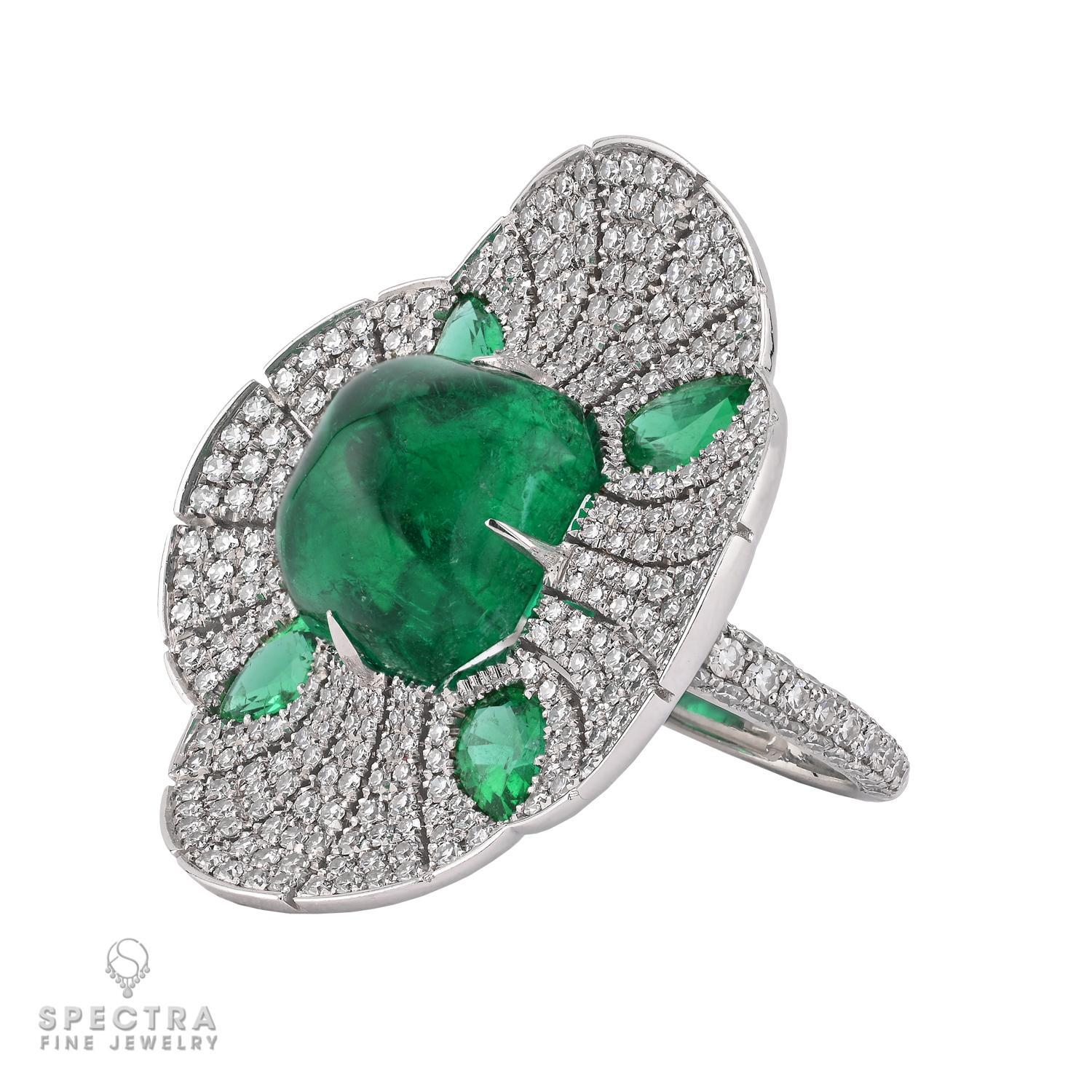 Dieser exquisite Cocktailring besticht durch einen 9,16-karätigen Cabochon-Smaragd in leuchtenden Grüntönen, der ein kühnes Statement abgibt. Die vier birnenförmigen Smaragde, die das Herzstück umgeben, verleihen dem Ring einen Hauch von Eleganz,