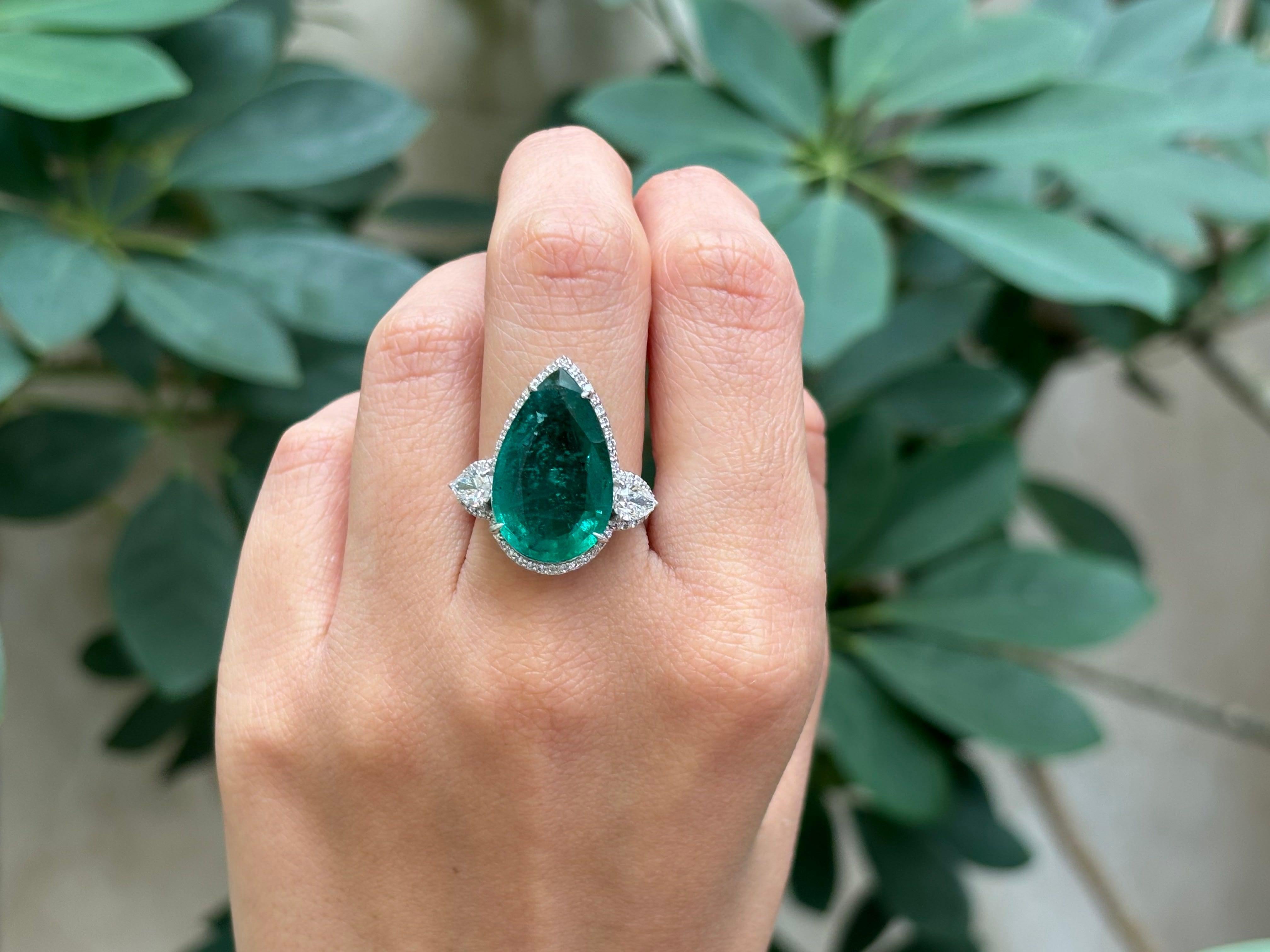 Bague cocktail à trois pierres, émeraude en forme de poire et diamants certifiés 9,37 carats Unisexe en vente