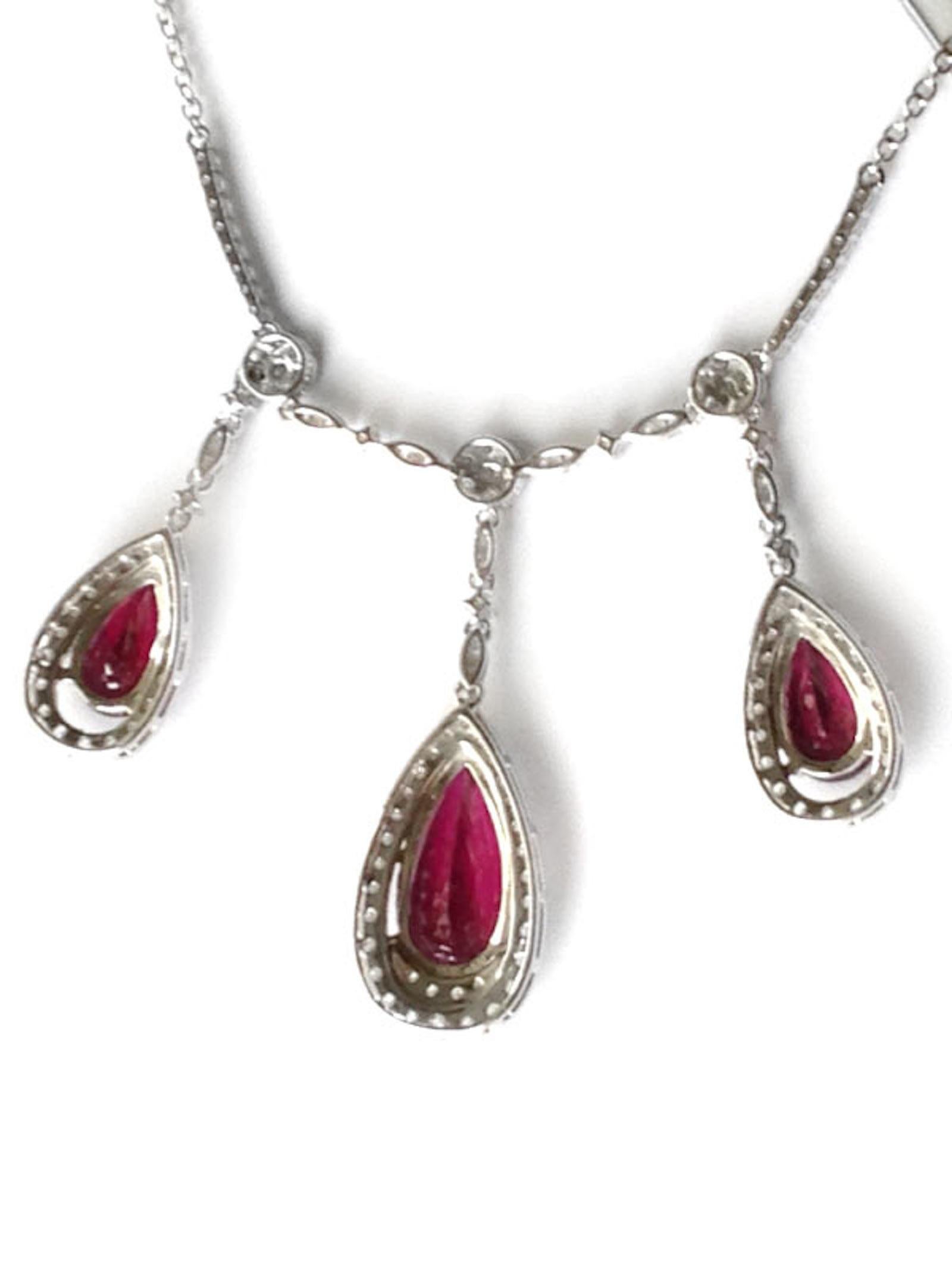 Ce pendentif est orné de trois rubellites taille poire parfaitement assorties, chacune entourée d'un halo de diamants étincelants. Cette pièce est un véritable éblouissement, avec un total de 9,37 carats et une riche teinte rose fuchsia. L'éclat des