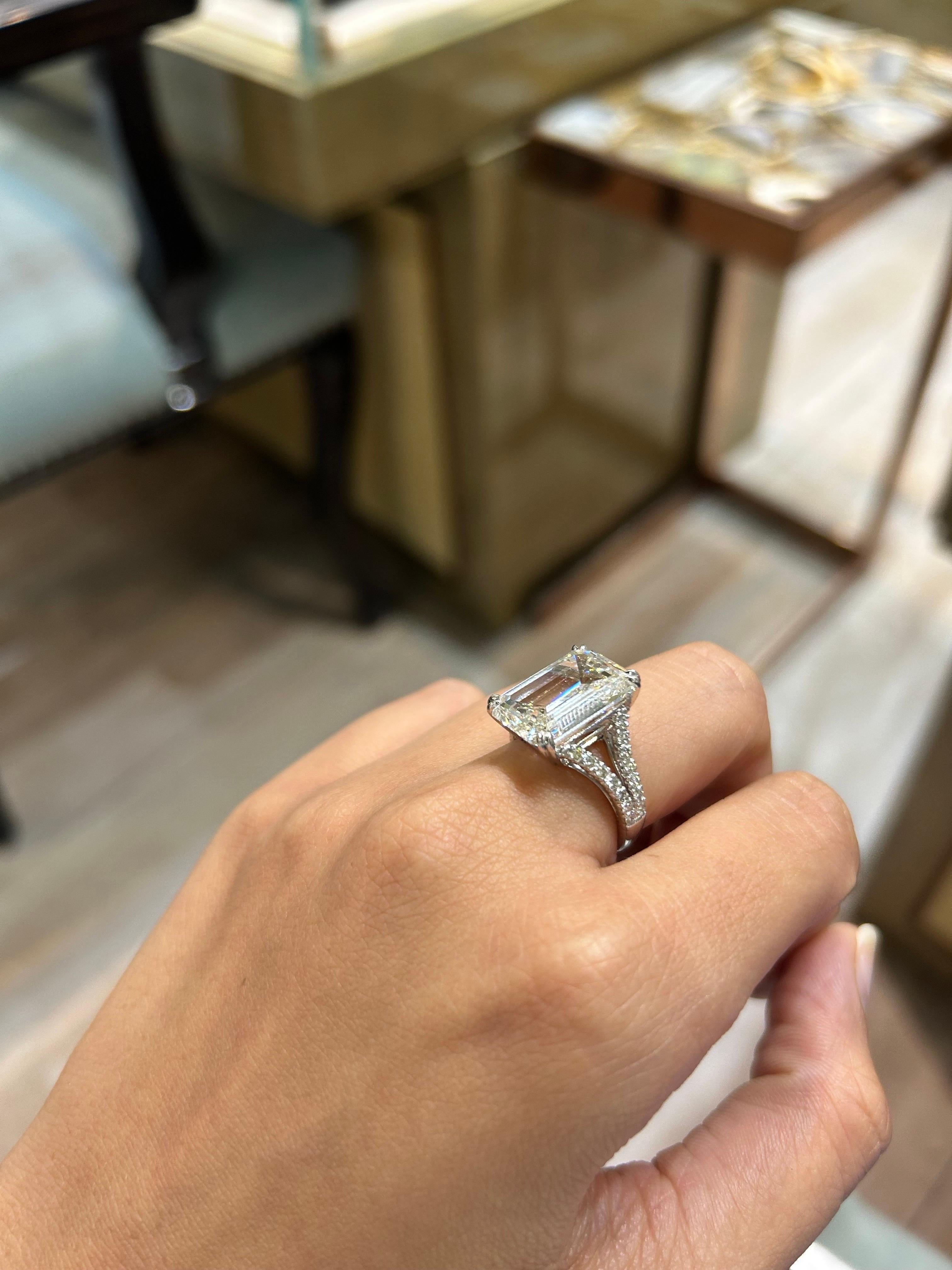 Modern Certified 9.40 Carat H VVS2 Emerald Cut Diamond Engagement Ring For Sale