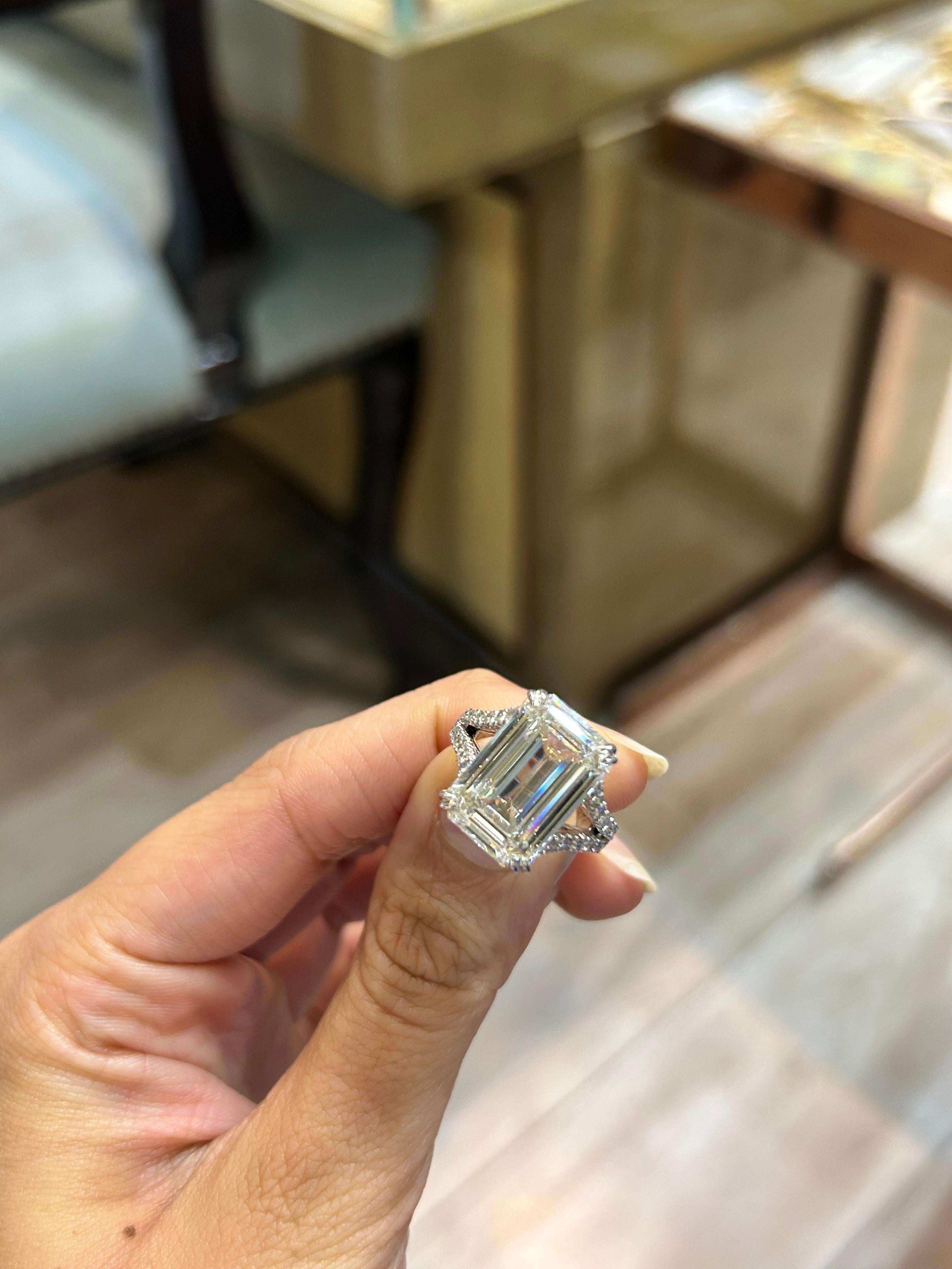Certified 9.40 Carat H VVS2 Emerald Cut Diamond Engagement Ring In New Condition For Sale In Bangkok, Thailand