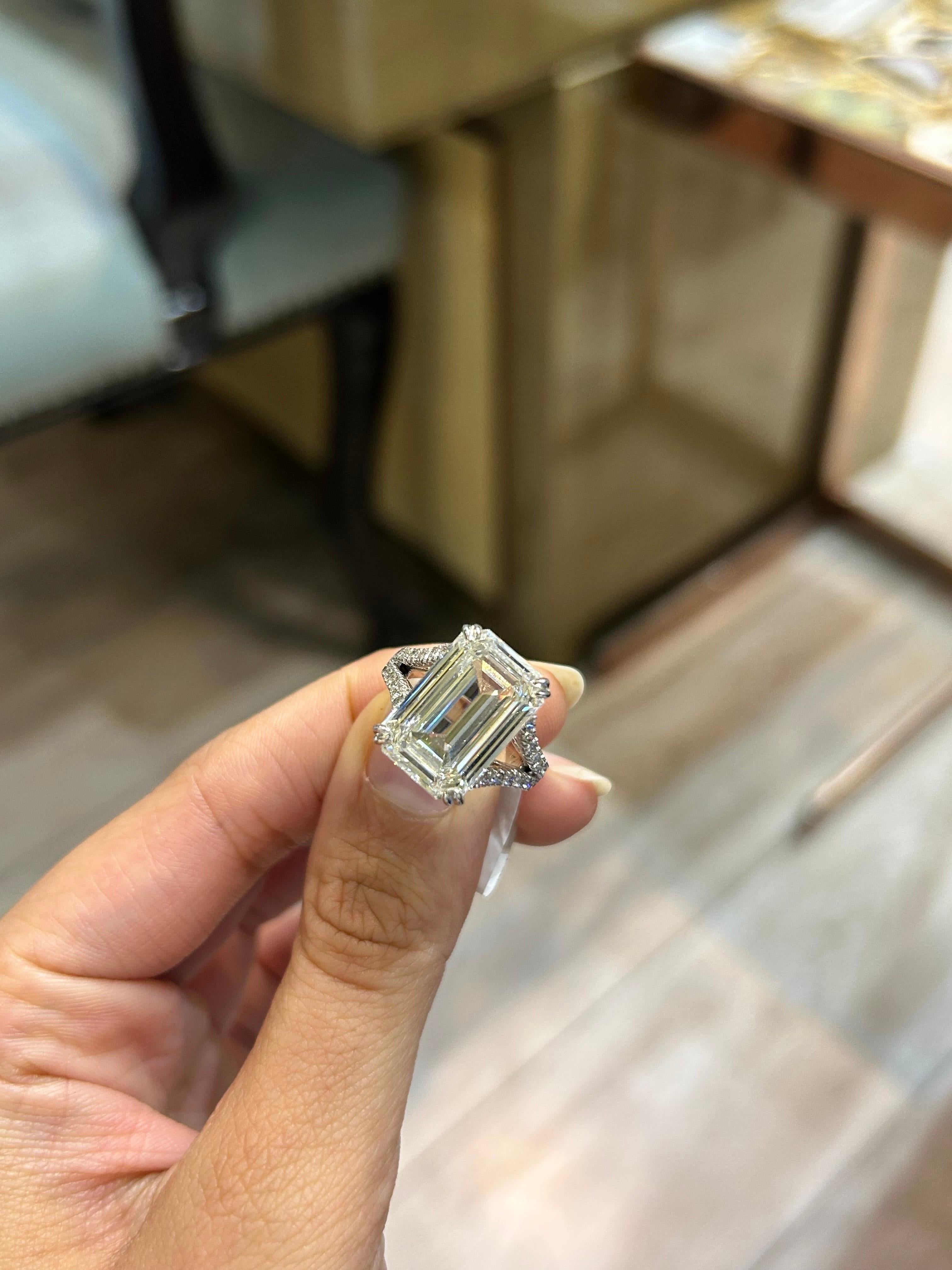 Certified 9.40 Carat H VVS2 Emerald Cut Diamond Engagement Ring For Sale 1