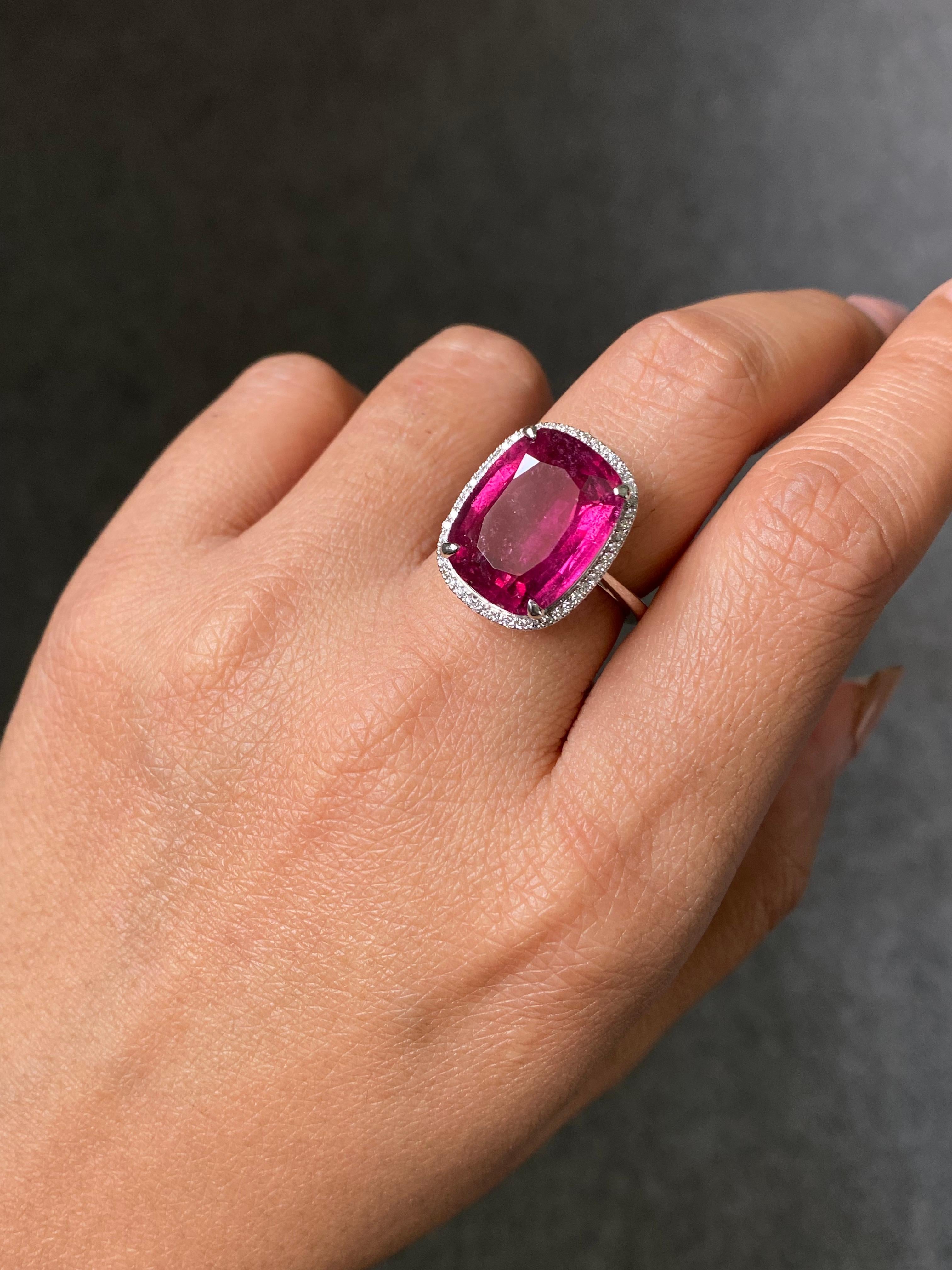 Certified 9.40 Carat Rubelite Tourmaline and Diamond Cocktail Engagement Ring In New Condition For Sale In Bangkok, Thailand