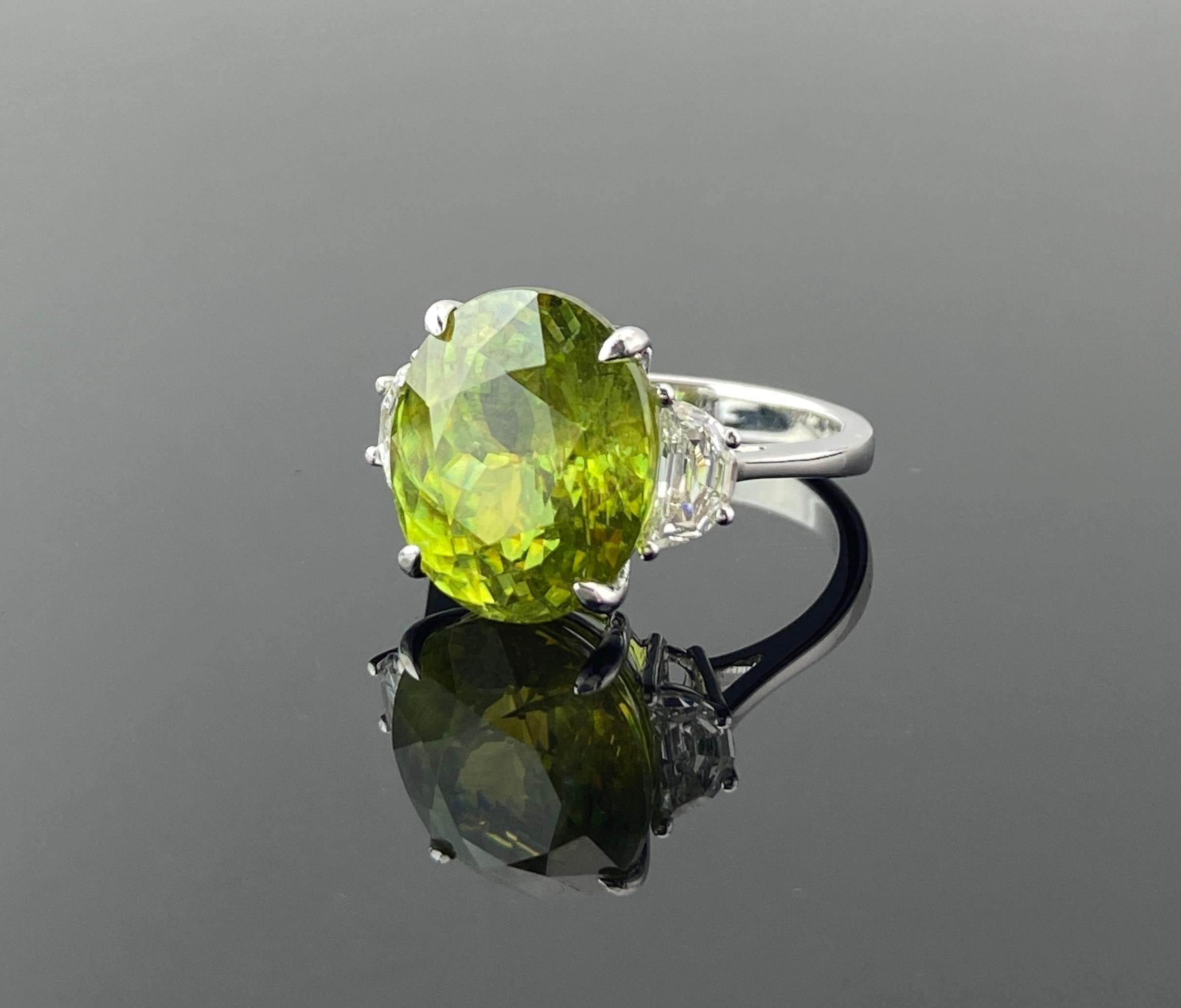 Une déclaration époustouflante de brillance naturelle et d'artisanat raffiné. Cette bague spectaculaire met en valeur un rare sphène naturel à taille ovale de 9,59 carats provenant du Pakistan, réputé pour son feu exceptionnel et ses vives teintes