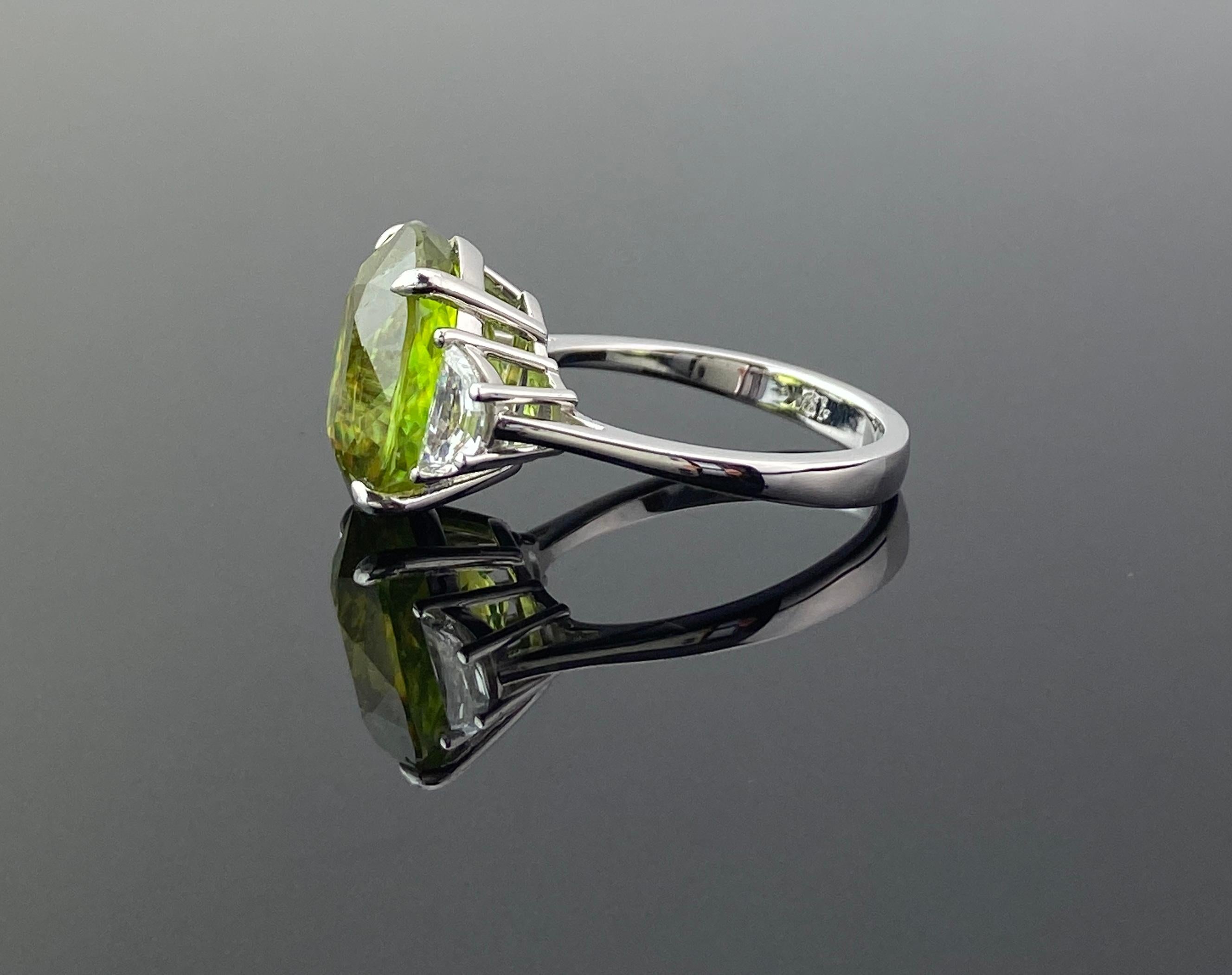 Taille ovale Bague de fiançailles cocktail à trois pierres en sphène et diamant de 9,59 carats certifié en vente