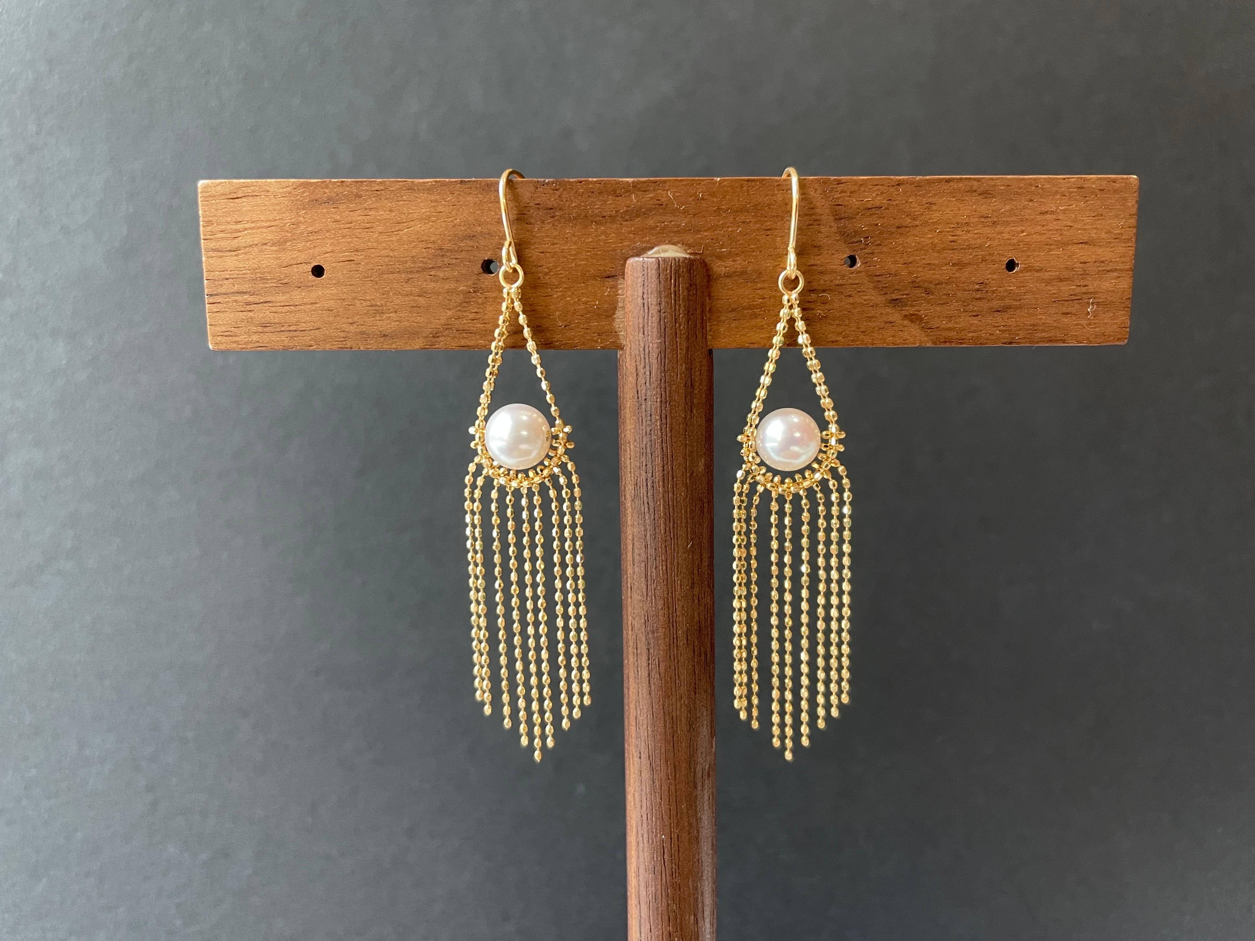 Eleva tu colección de joyas con estos impresionantes pendientes de borla, con dos exquisitas perlas Akoya japonesas naturales engastadas en lujoso oro de 18 quilates. Su diseño atemporal combina la elegancia clásica con un toque moderno, haciendo de