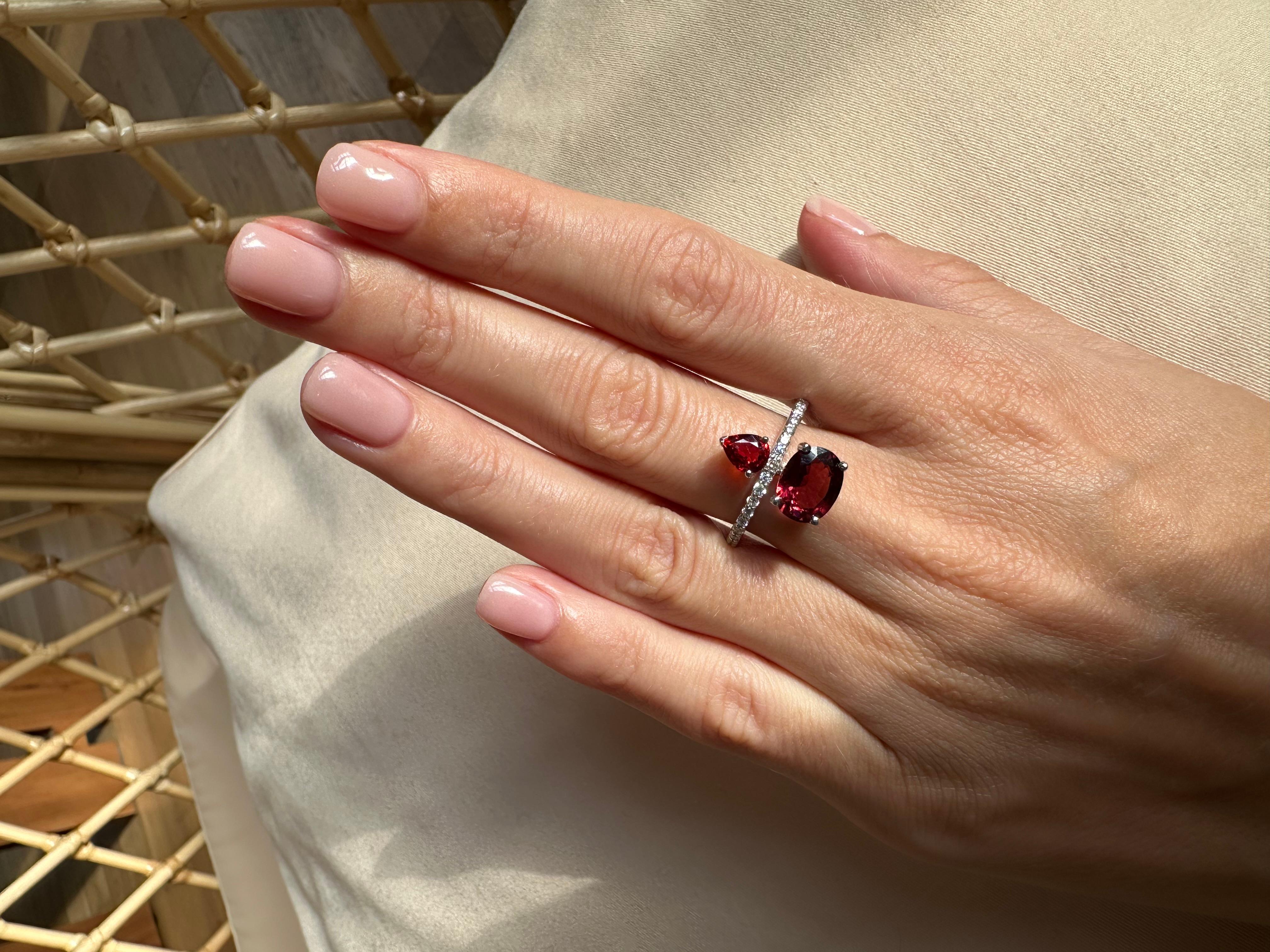 Certified AGL Thai 18K White Gold Ruby and Garnet Double-Stone Cocktail Ring In New Condition In Bangkok, Thailand