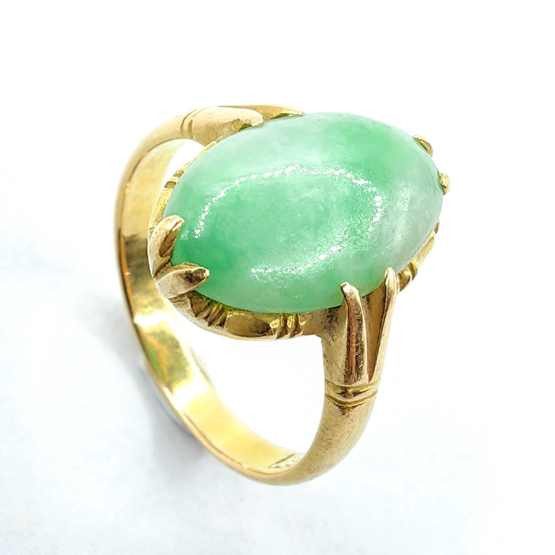 Certified Antique Burmese Green Moss in Snow Oval Jadeite Jade Ring in 18K Gold In Good Condition For Sale In Wan Chai District, HK