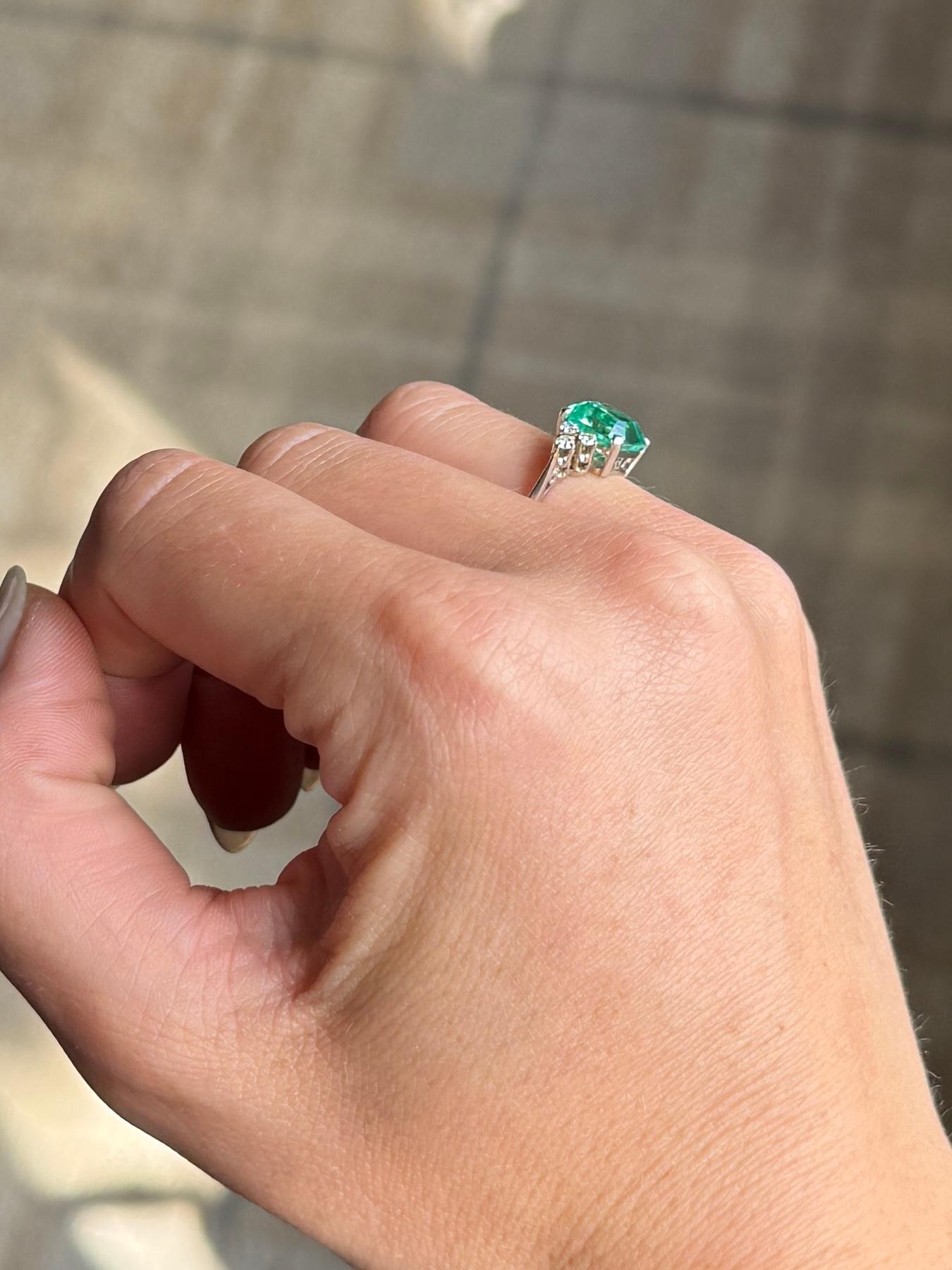 Certified Antique Emerald and Diamond 18 Carat White Gold Solitaire Ring In Good Condition For Sale In Chipping Campden, GB