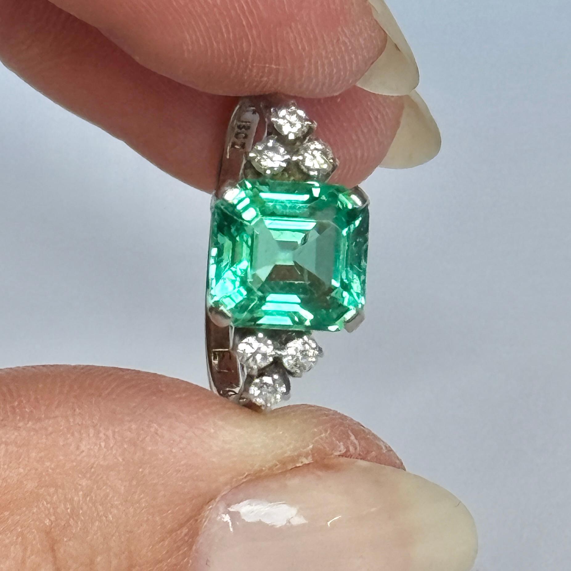 Certified Antique Emerald and Diamond 18 Carat White Gold Solitaire Ring For Sale 1