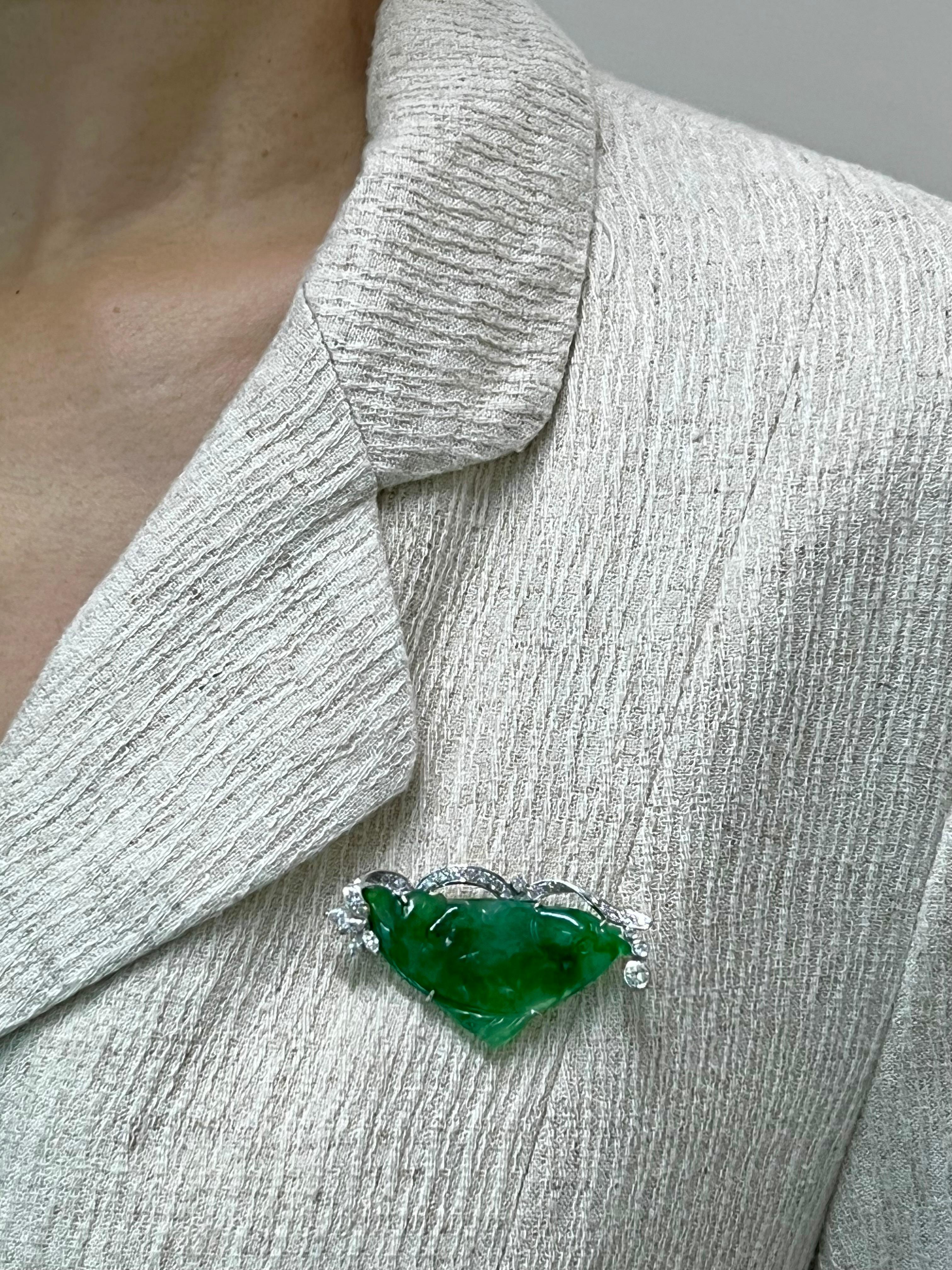 Zertifizierte apfelgrüne geschnitzte Fisch-Jade- und Diamant-Brosche, Symbol für Reichtum im Angebot 8