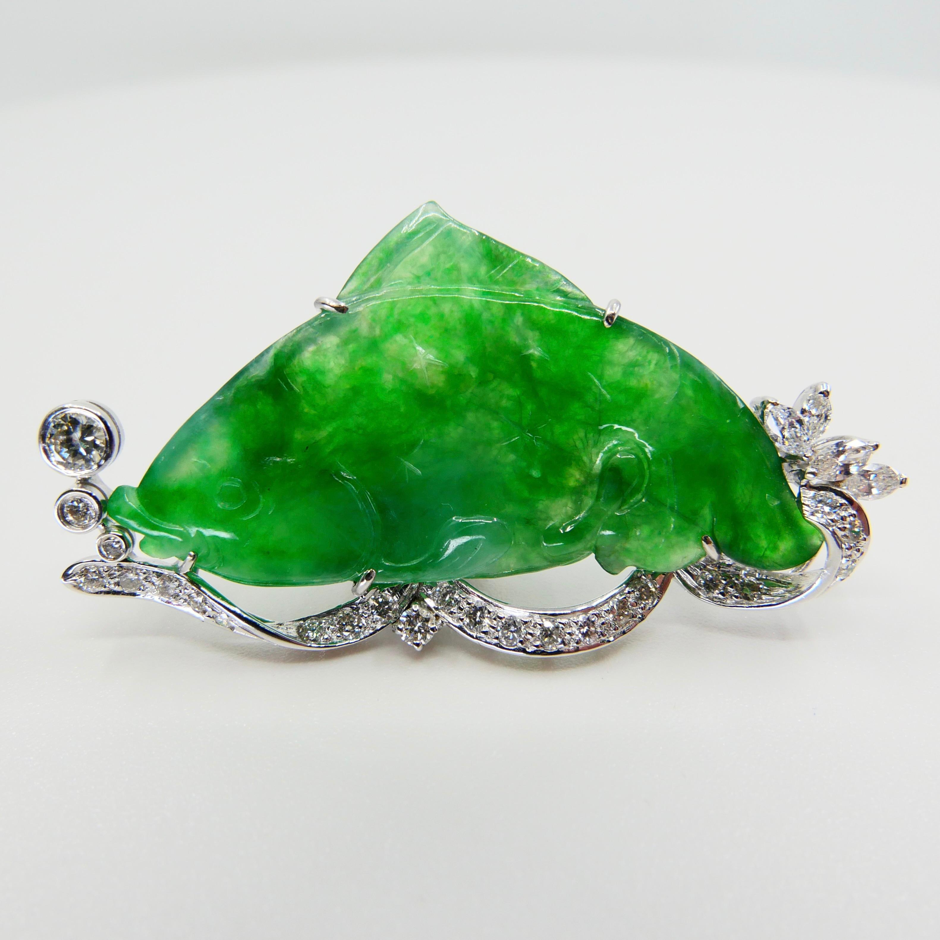 Zertifizierte apfelgrüne geschnitzte Fisch-Jade- und Diamant-Brosche, Symbol für Reichtum im Angebot 11
