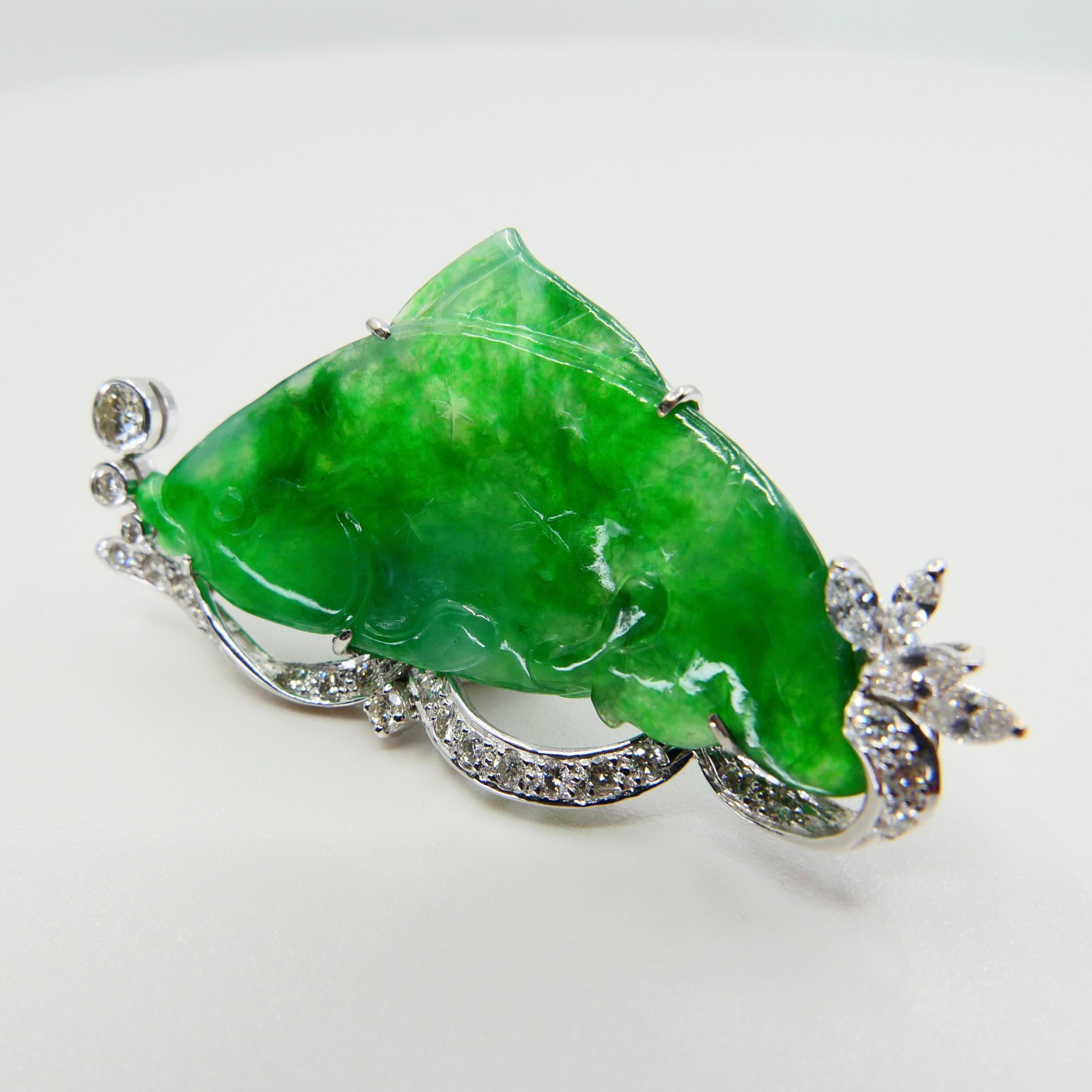 Zertifizierte apfelgrüne geschnitzte Fisch-Jade- und Diamant-Brosche, Symbol für Reichtum im Angebot 12