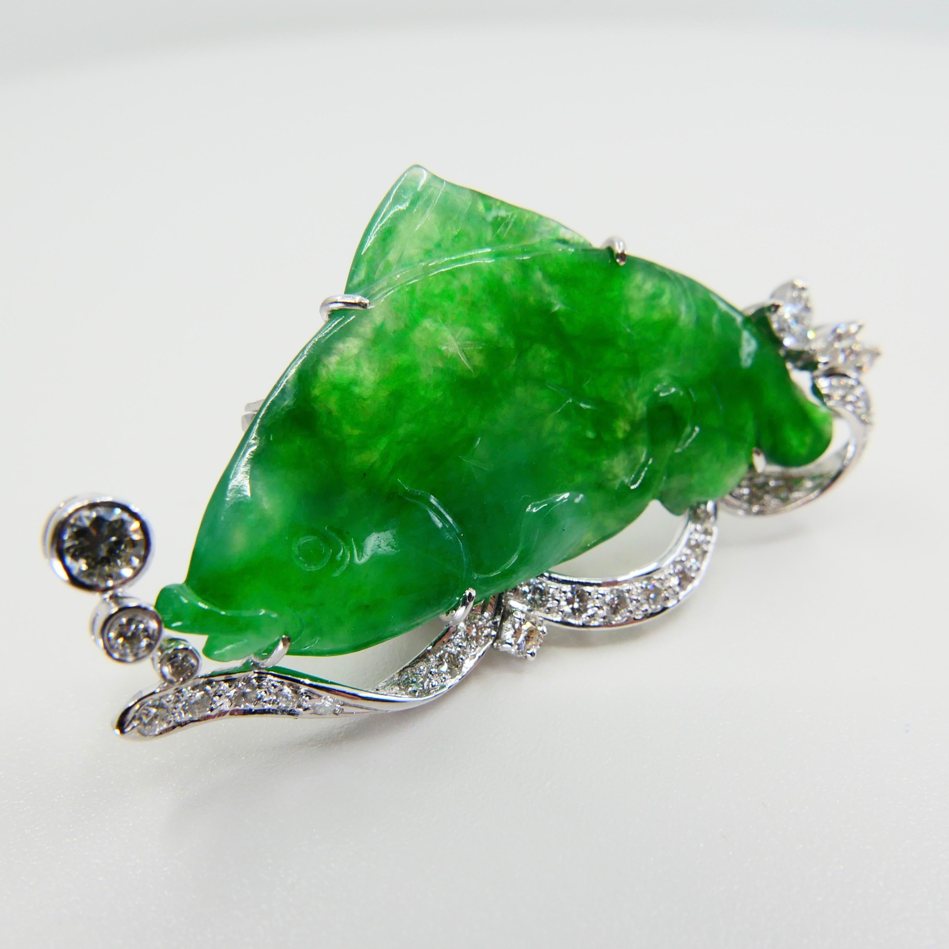 Zertifizierte apfelgrüne geschnitzte Fisch-Jade- und Diamant-Brosche, Symbol für Reichtum im Angebot 13