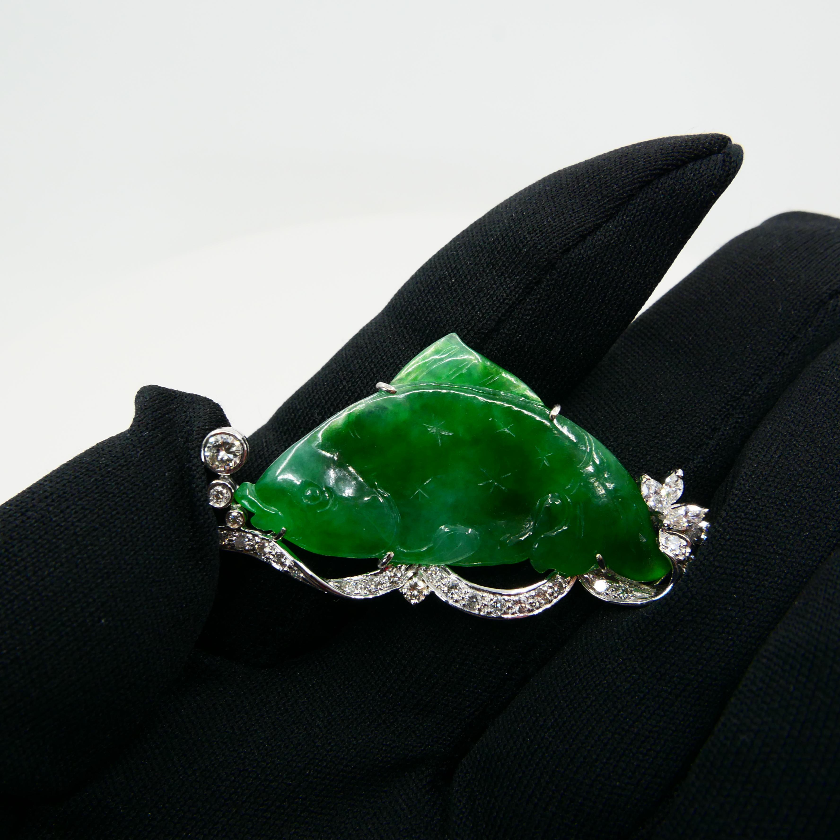 Zertifizierte apfelgrüne geschnitzte Fisch-Jade- und Diamant-Brosche, Symbol für Reichtum (Rohschliff) im Angebot