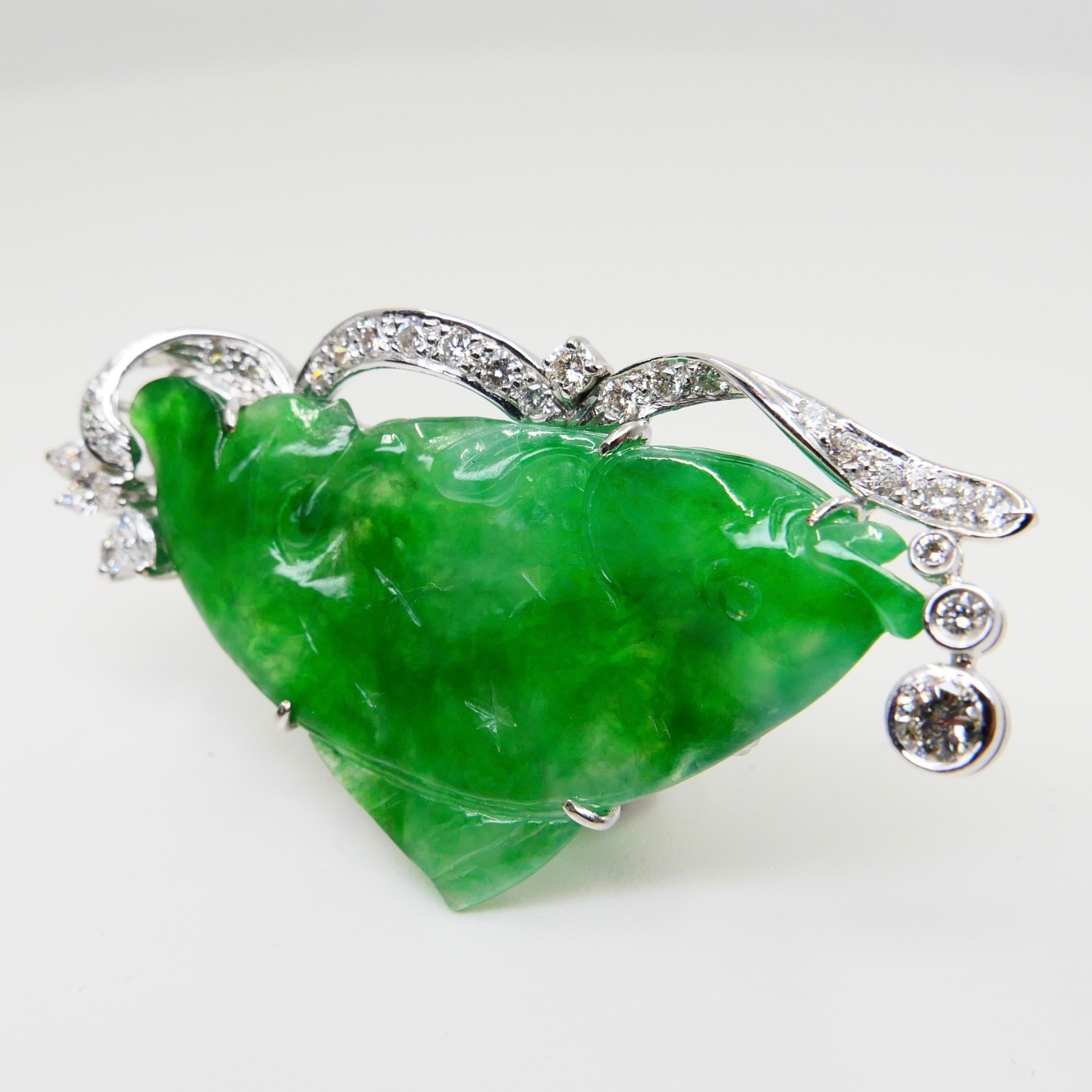 Zertifizierte apfelgrüne geschnitzte Fisch-Jade- und Diamant-Brosche, Symbol für Reichtum im Angebot 3