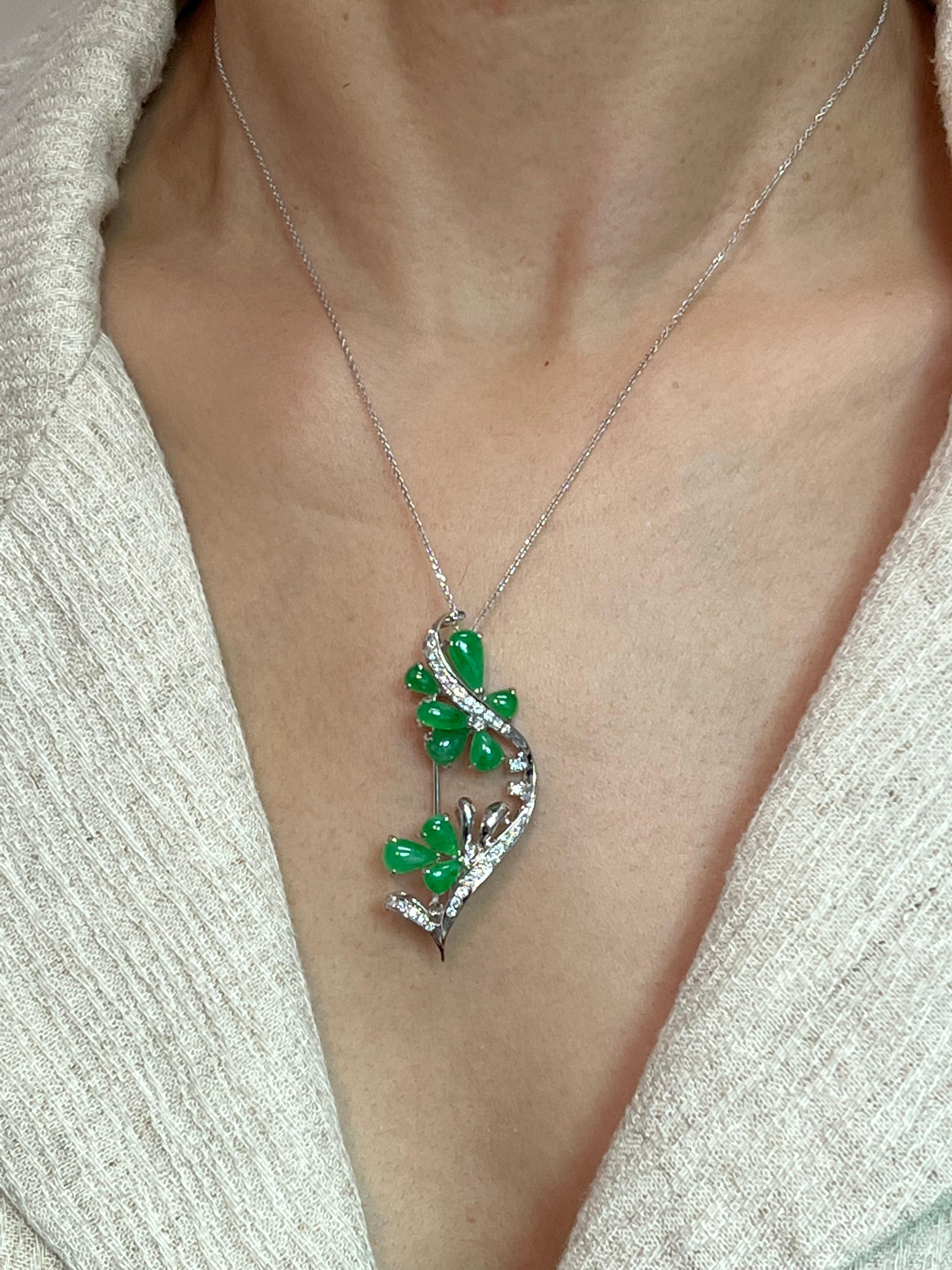 Veuillez consulter la vidéo HD. Ce pendentif / broche en jadéite vert pomme est très coloré et accrocheur ! Il est certifié qu'il s'agit d'un jade jadéite naturel. Le pendentif / broche est serti en or blanc 18 carats. Cette beauté se compose de 9