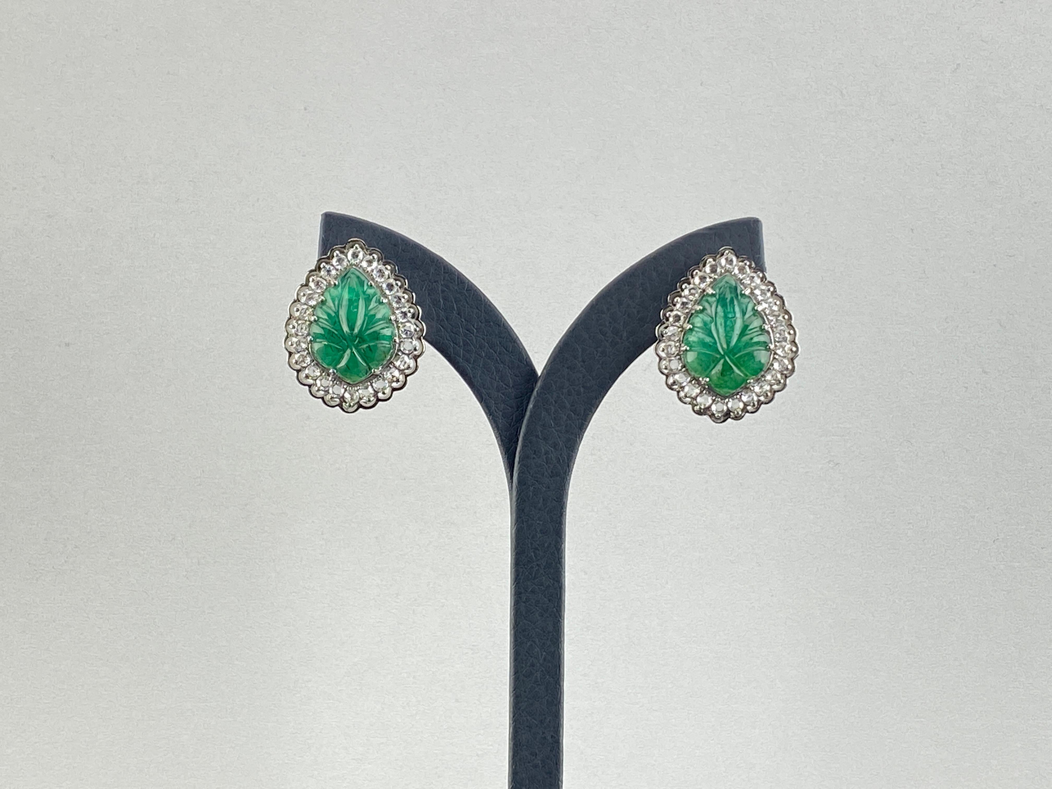 Certified Art Deco Style Natural Emerald Leafs Carved Earrings Set in 18K Gold For Sale 5