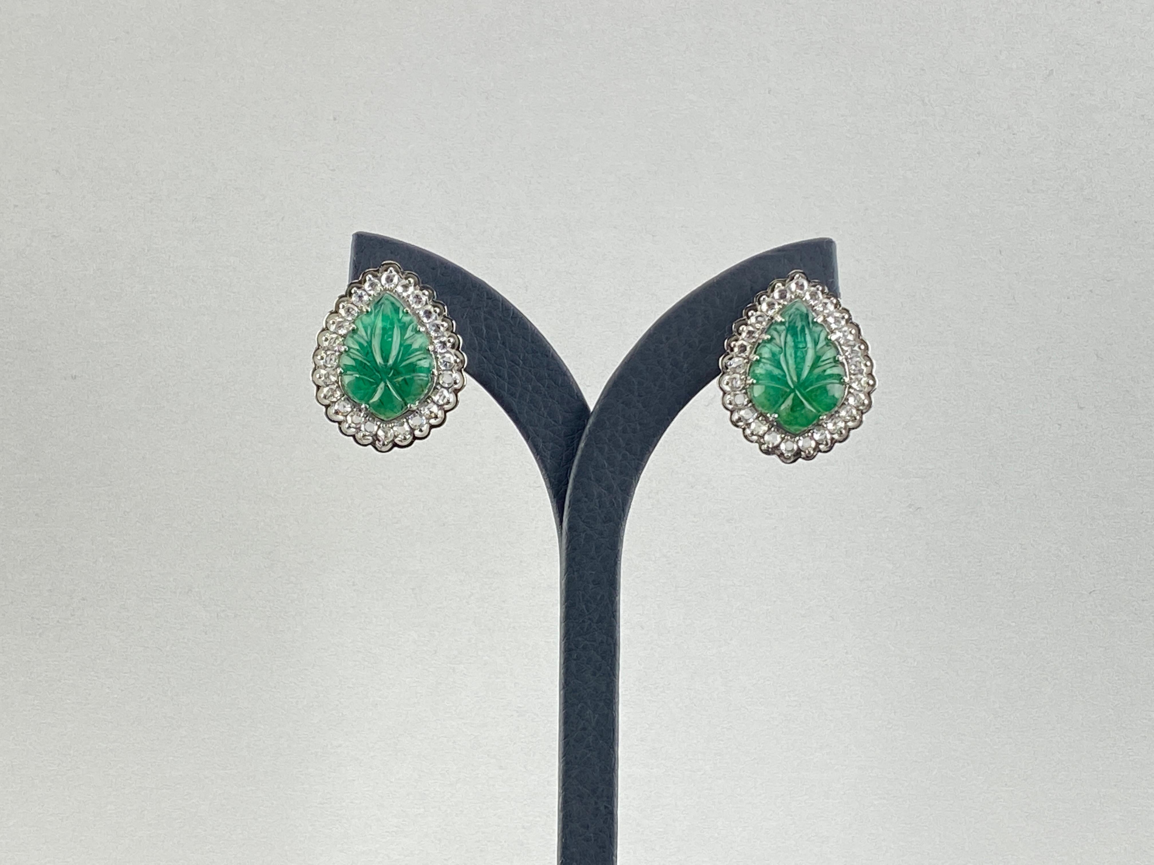 Certified Art Deco Style Natural Emerald Leafs Carved Earrings Set in 18K Gold For Sale 6