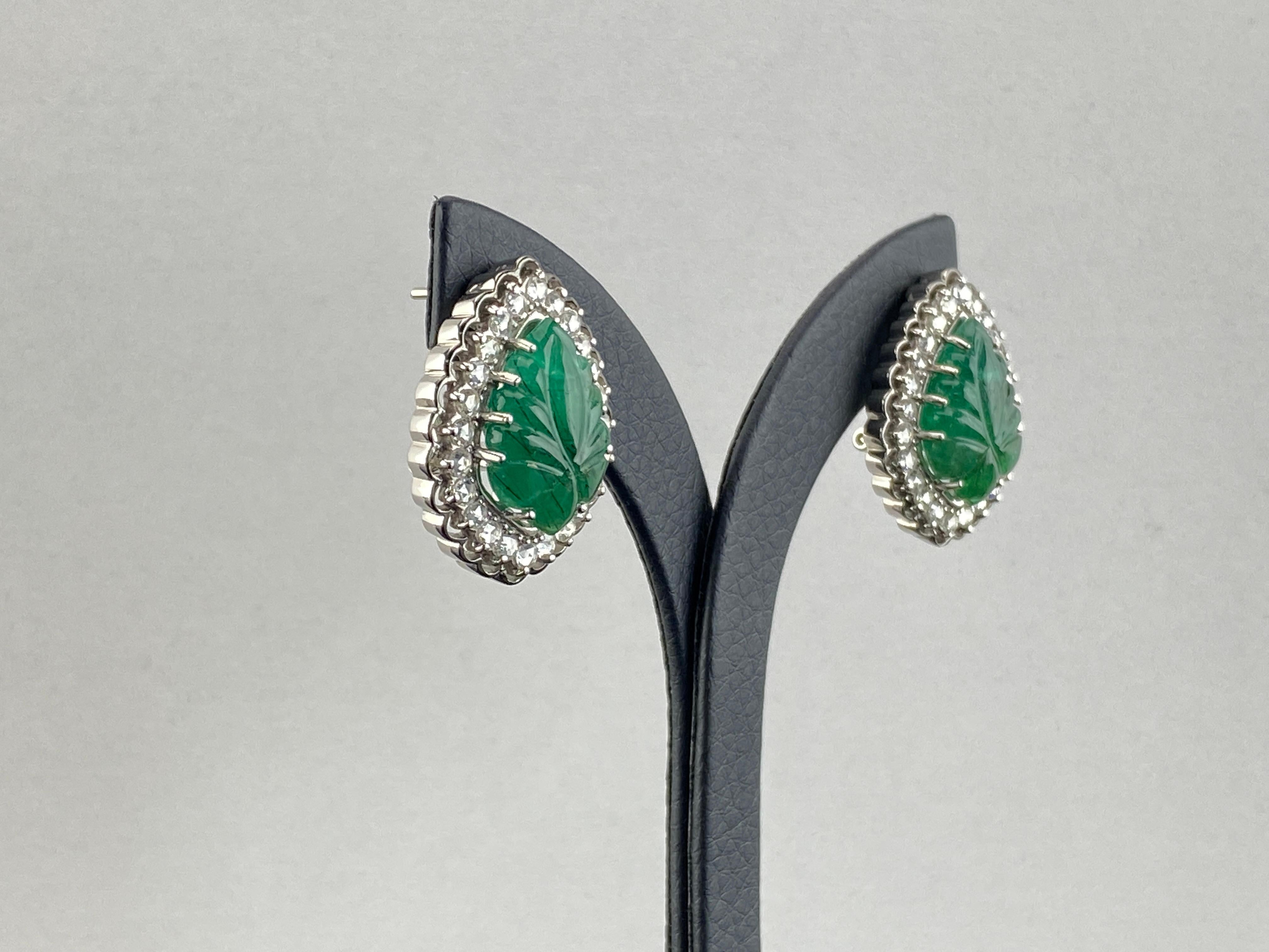 Certified Art Deco Style Natural Emerald Leafs Carved Earrings Set in 18K Gold For Sale 7