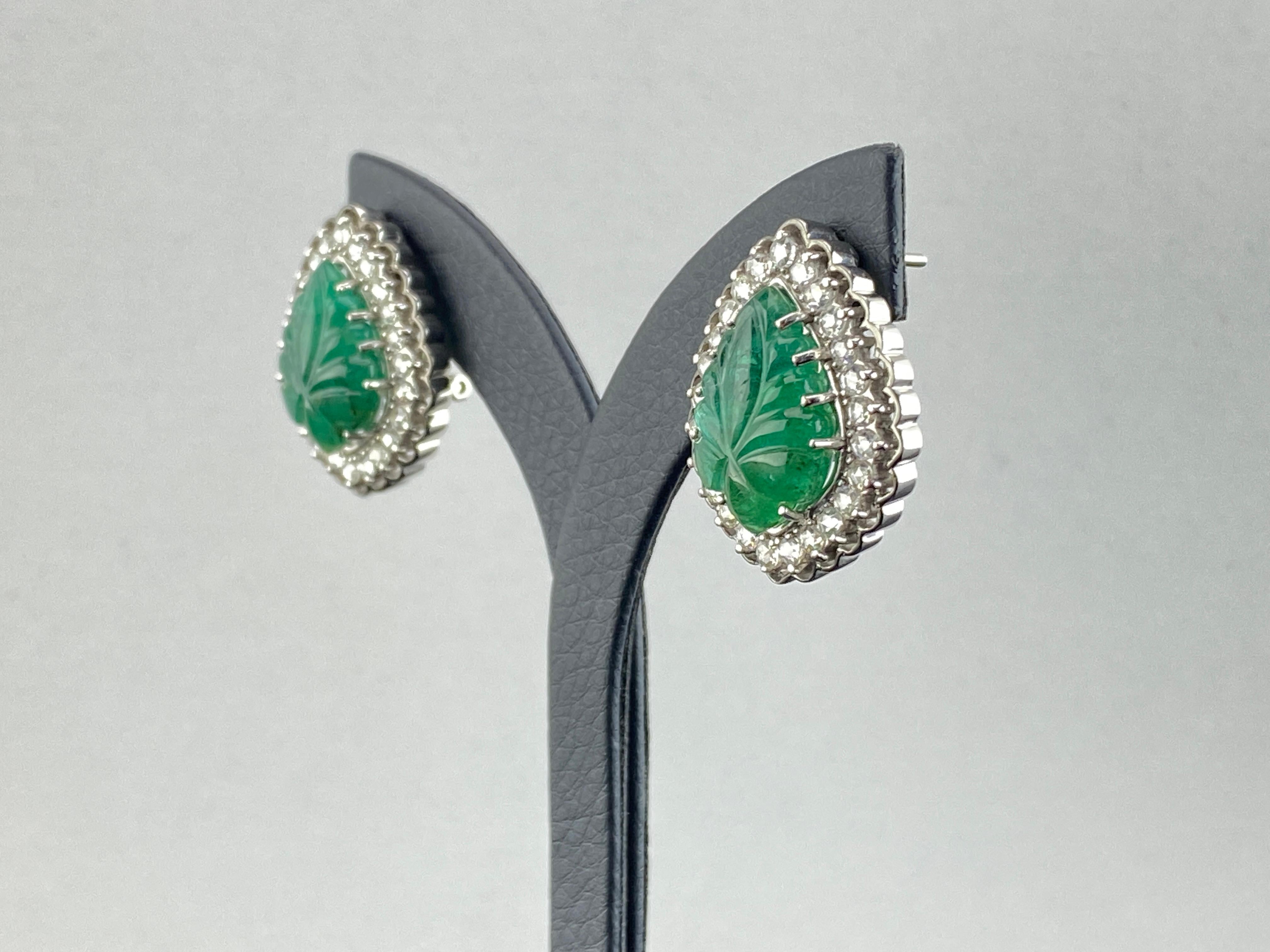 Certified Art Deco Style Natural Emerald Leafs Carved Earrings Set in 18K Gold For Sale 8