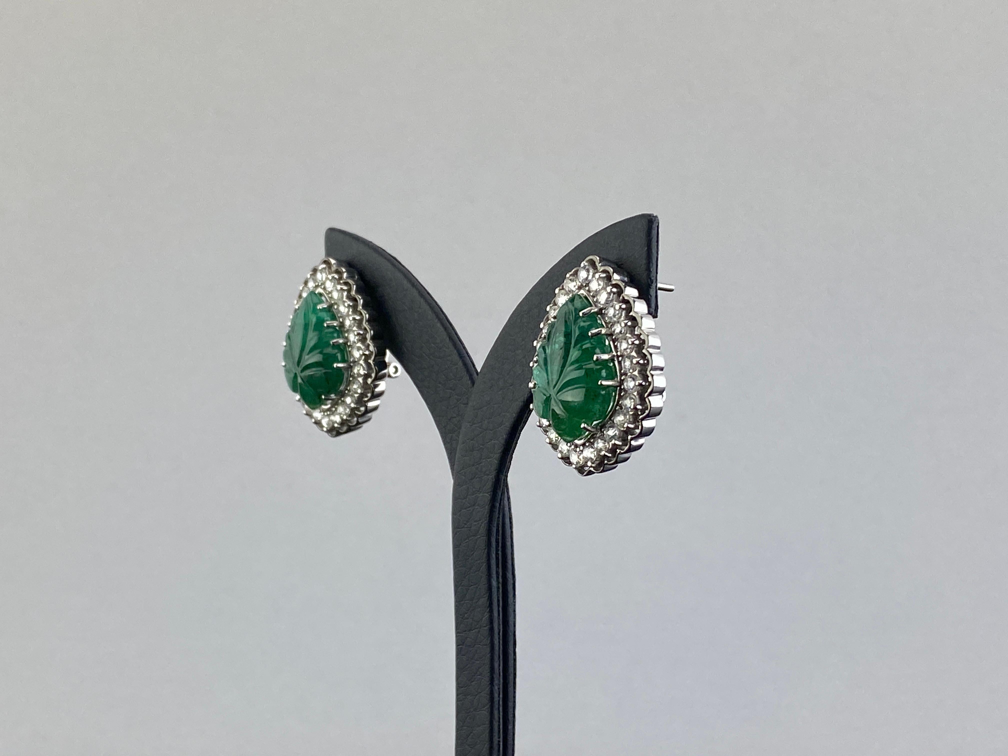 Certified Art Deco Style Natural Emerald Leafs Carved Earrings Set in 18K Gold In New Condition For Sale In Bangkok, Thailand