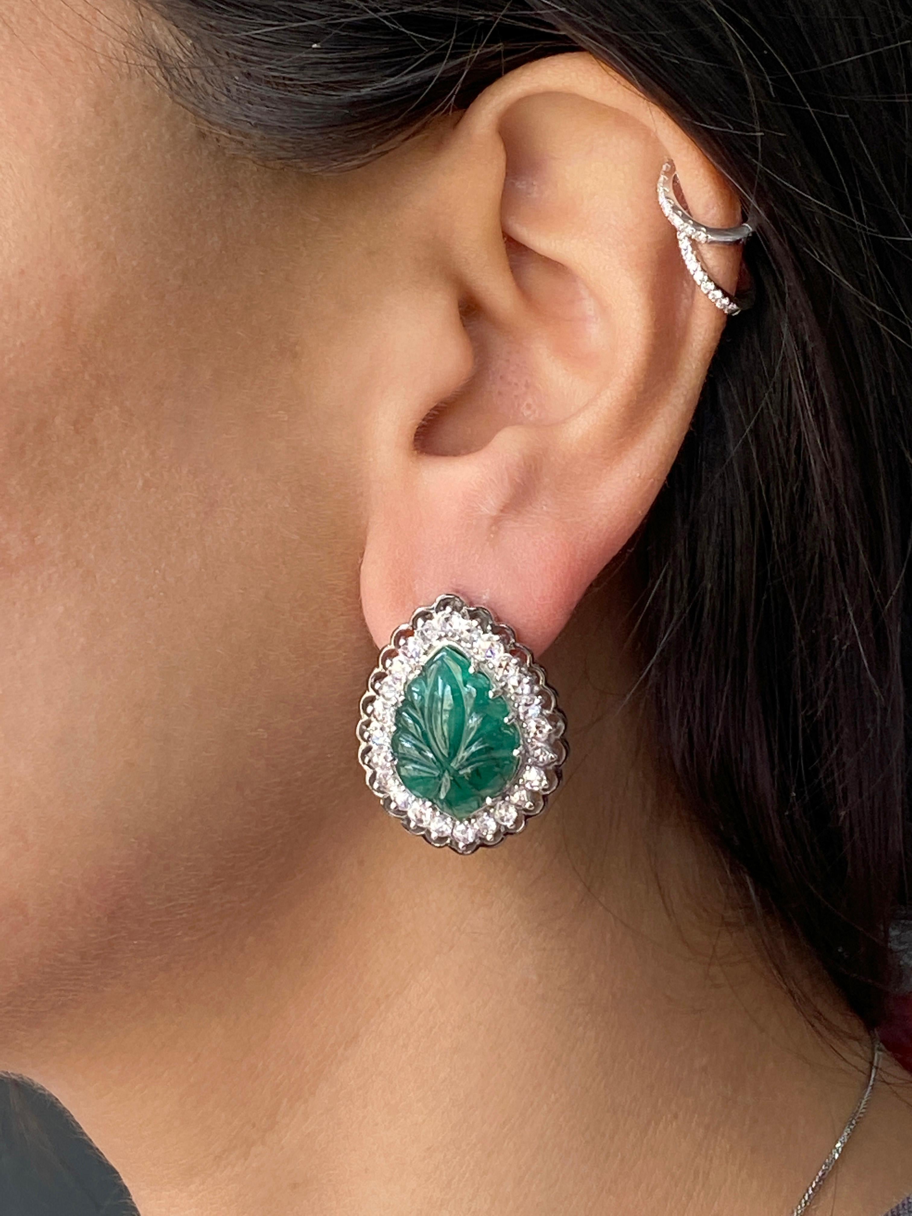 Certified Art Deco Style Natural Emerald Leafs Carved Earrings Set in 18K Gold For Sale 3