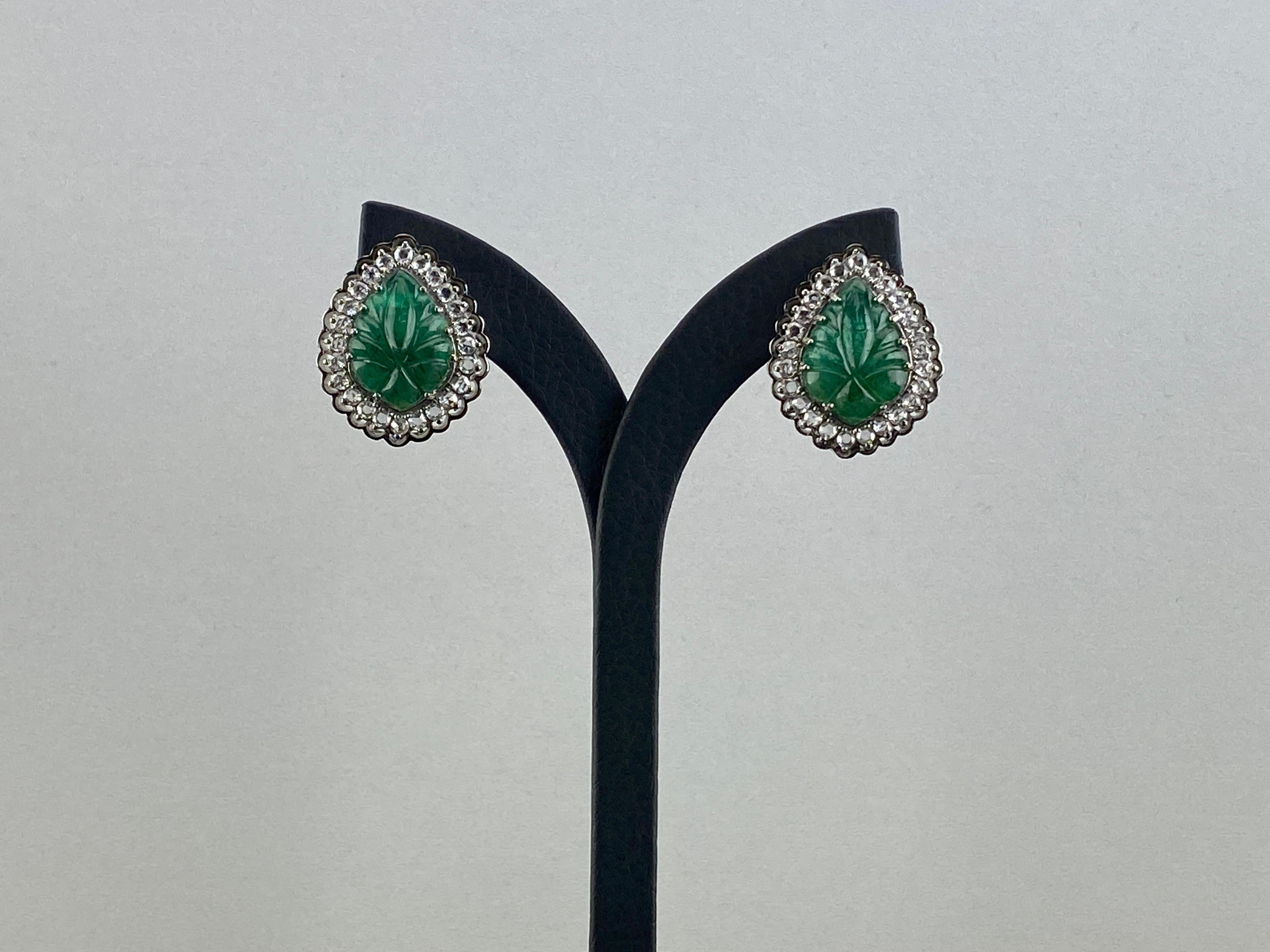 Certified Art Deco Style Natural Emerald Leafs Carved Earrings Set in 18K Gold For Sale 4