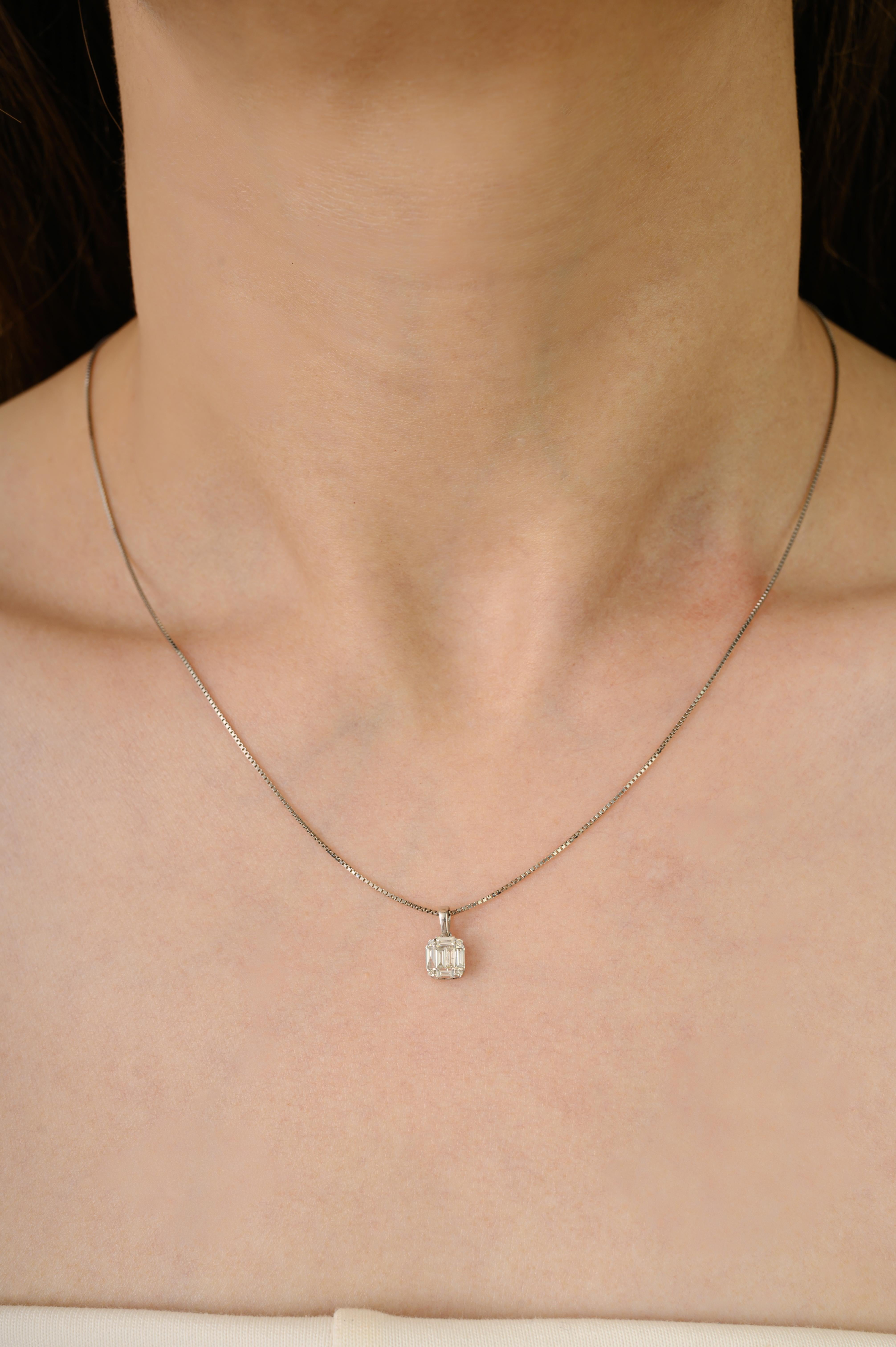 Questo elegante pendente è realizzato in oro bianco 18 carati e presenta un gruppo di diamanti a taglio baguette e rotondo disposti a illusione con taglio smeraldo. I diamanti sono incastonati per garantire una tenuta sicura e la massima