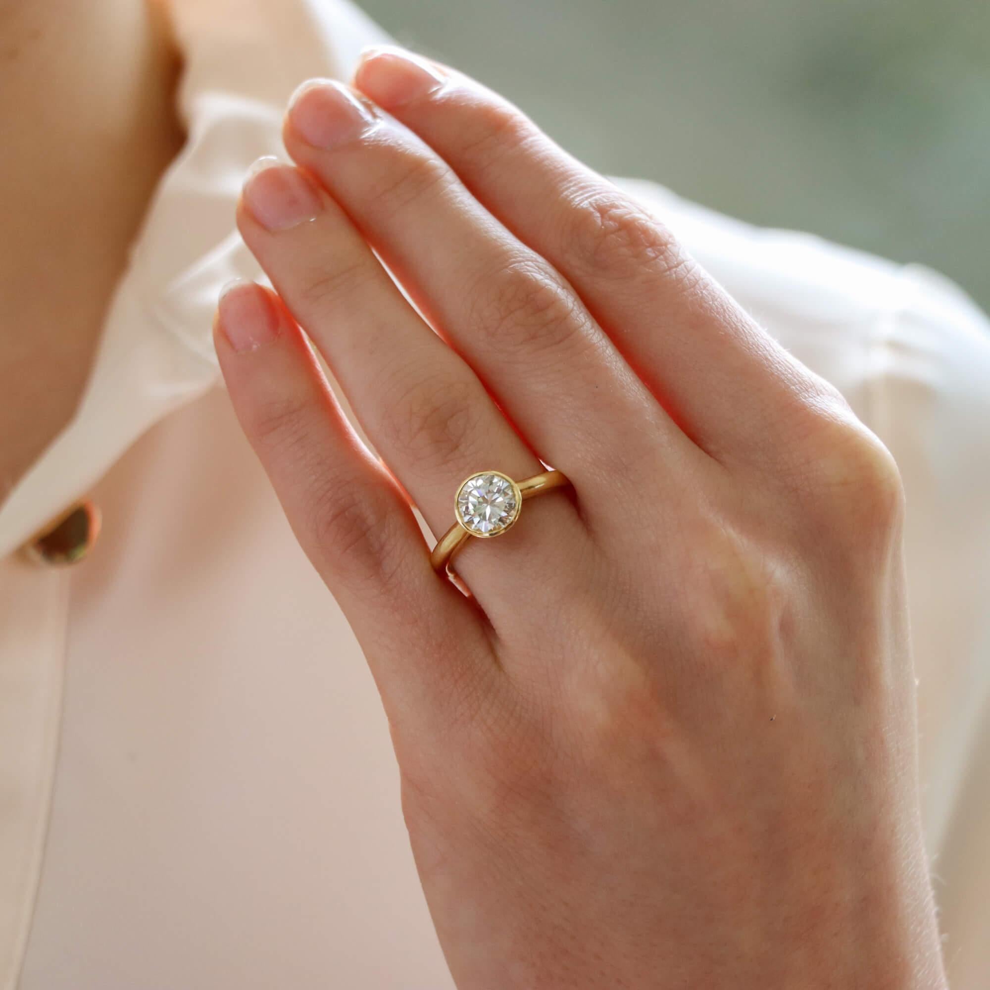 Certified Bezel Set Single Solitaire Diamond Engagement Ring in 18k Yellow Gold In Excellent Condition In London, GB