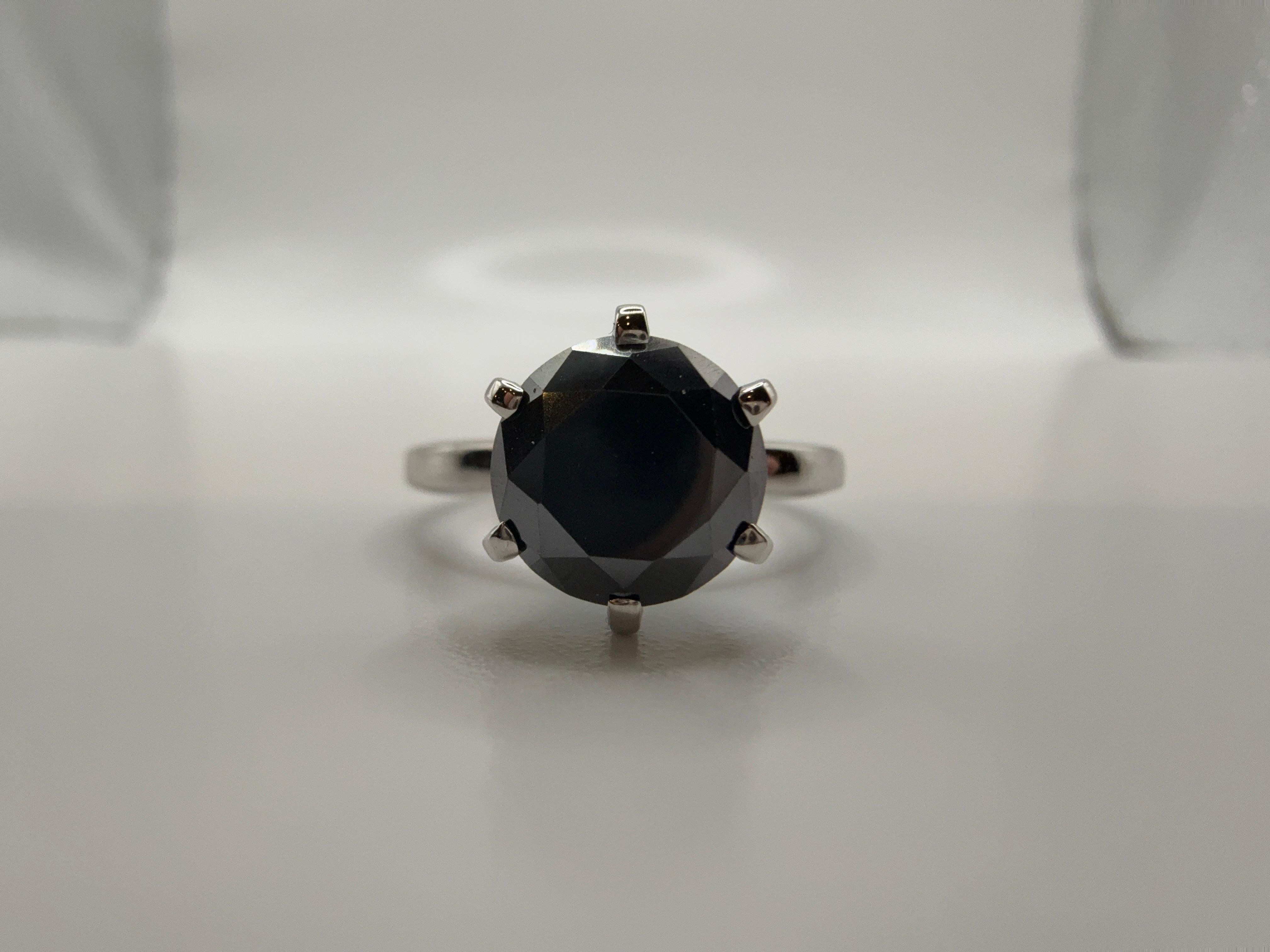 Stupendo anello con diamante nero di 8 mm e poco più di 2 carati, un diamante nero naturale certificato. Anello solitario dal design moderno con 6 griffe in oro 14KT, l'anello è realizzato con un'ottima qualità e una fascia di buone dimensioni. Può