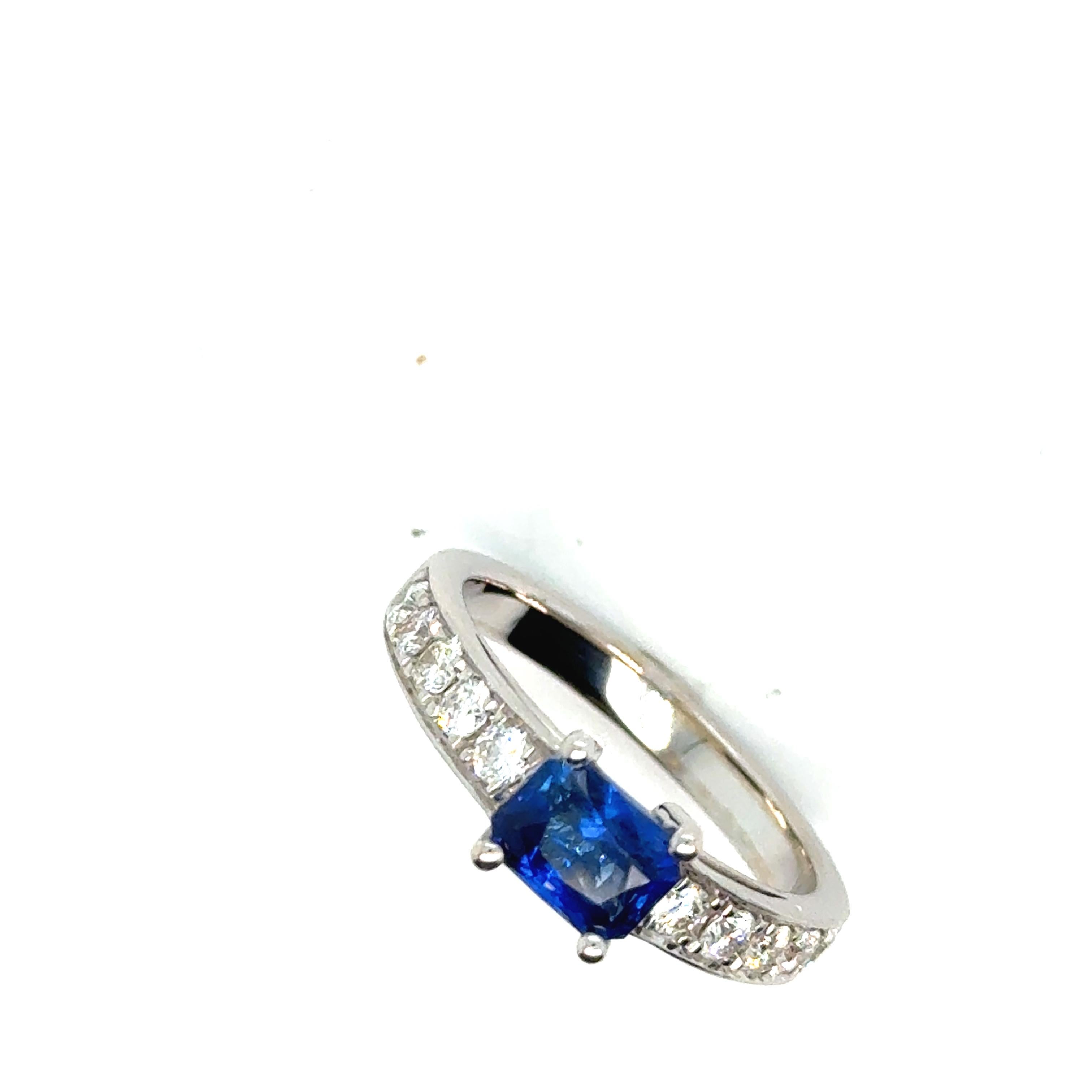 Certified 1.28 Carats Blue Royal Sapphire Diamonds Yellow Gold 18 Carats Ring

This beautiful ring is made of white gold. It has a gold weight of 4.15 grams.

It is composed of two precious stones:

Blue Royal Sapphire: At its center, this ring