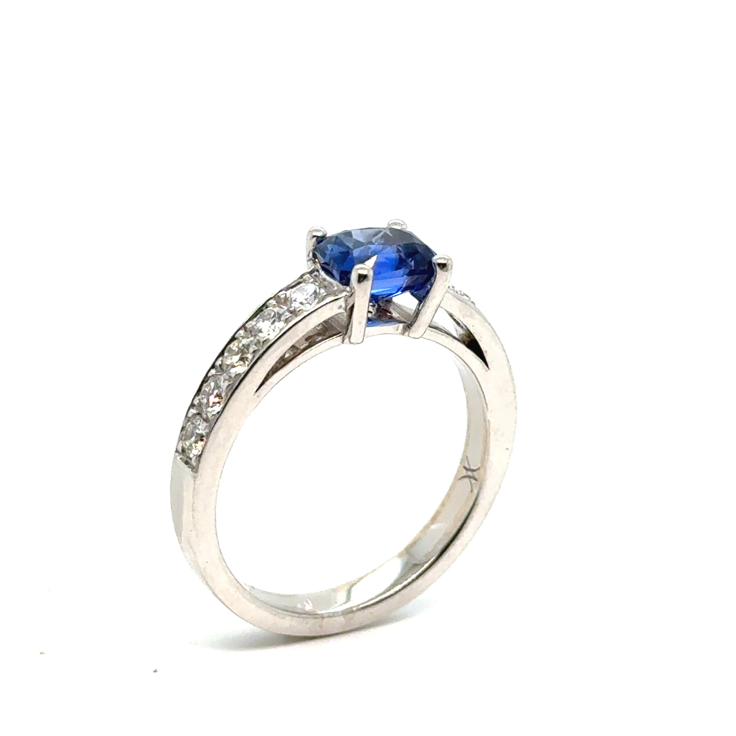 Contemporary Certified 1.28 Carats Blue Royal Sapphire Diamonds Yellow Gold 18 Carats Ring For Sale