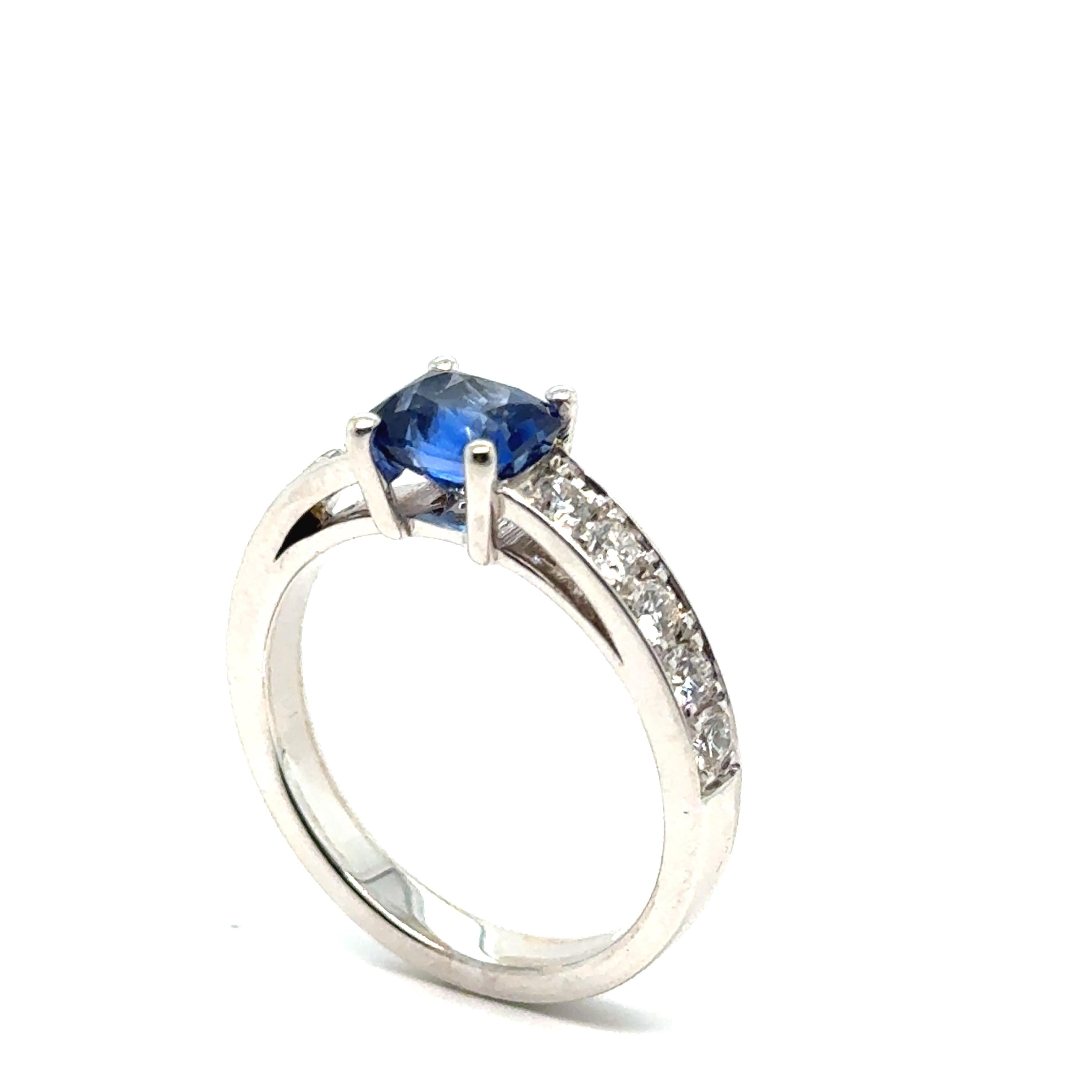 Radiant Cut Certified 1.28 Carats Blue Royal Sapphire Diamonds Yellow Gold 18 Carats Ring For Sale