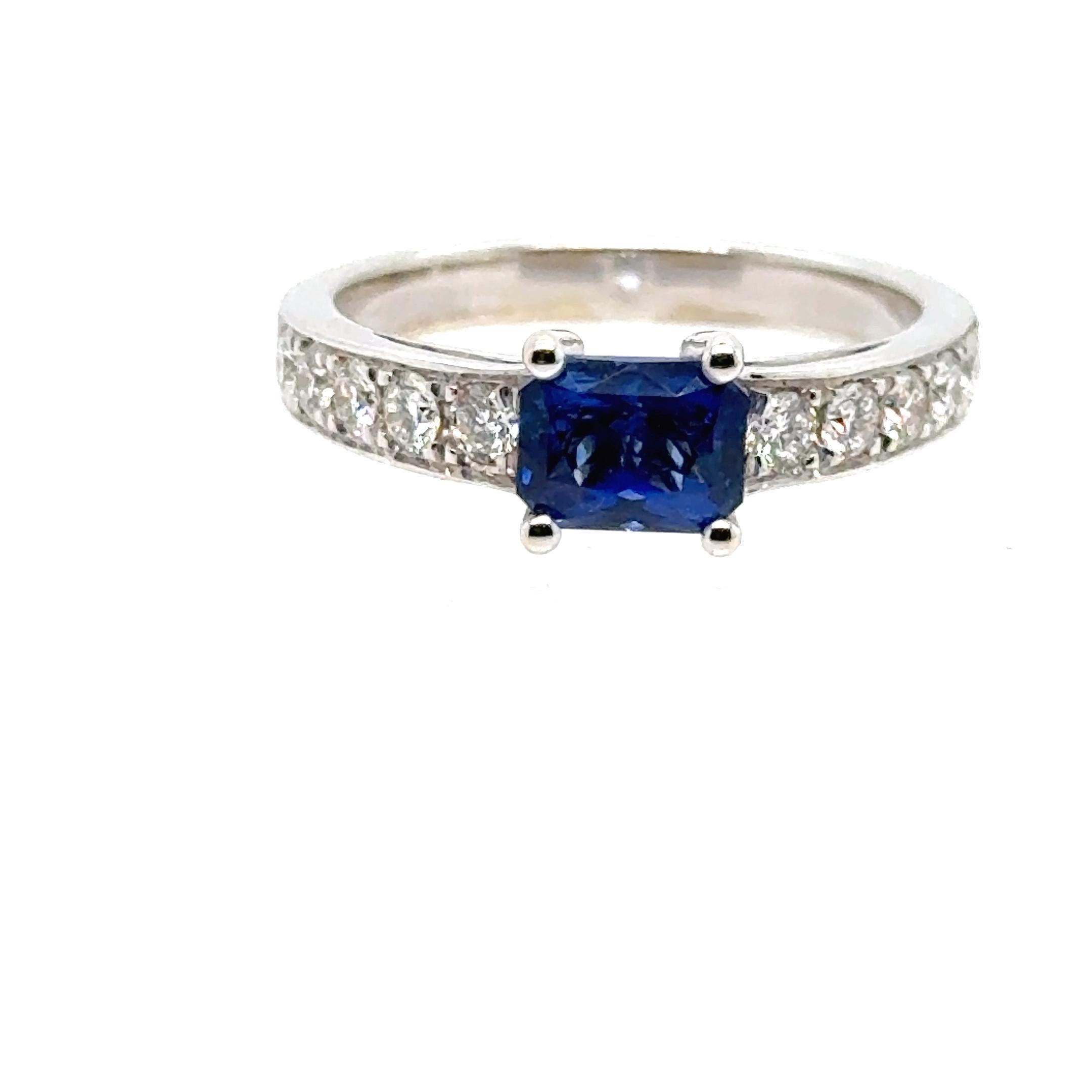 Certified 1.28 Carats Blue Royal Sapphire Diamonds Yellow Gold 18 Carats Ring In New Condition For Sale In Vannes, FR