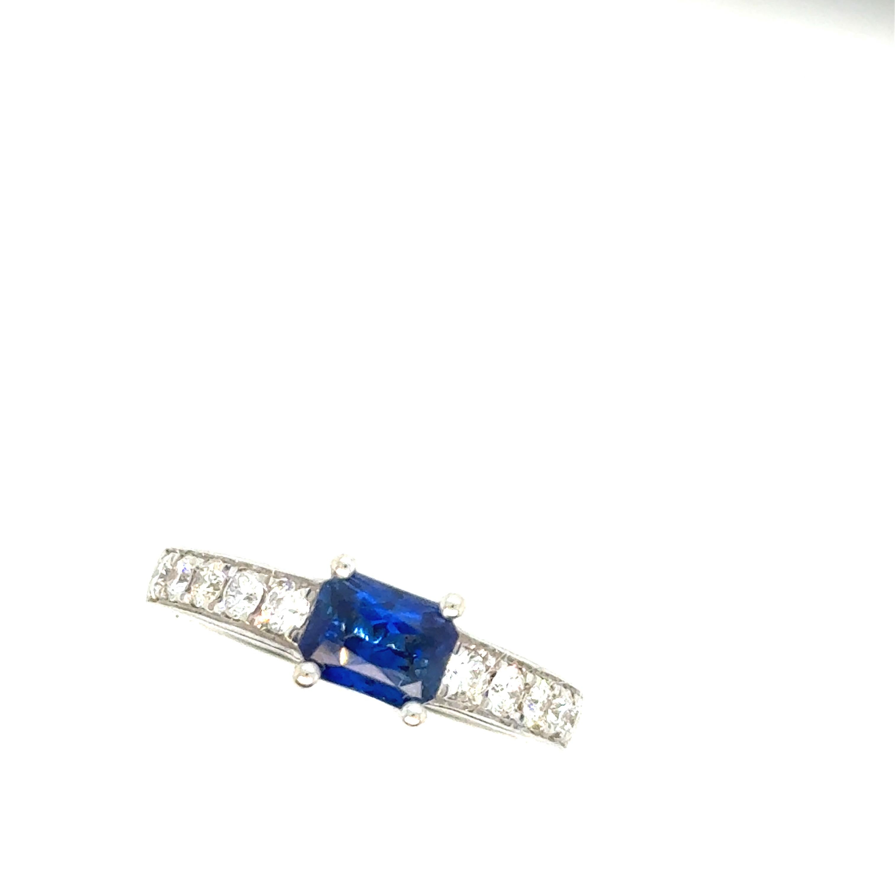 Women's Certified 1.28 Carats Blue Royal Sapphire Diamonds Yellow Gold 18 Carats Ring For Sale