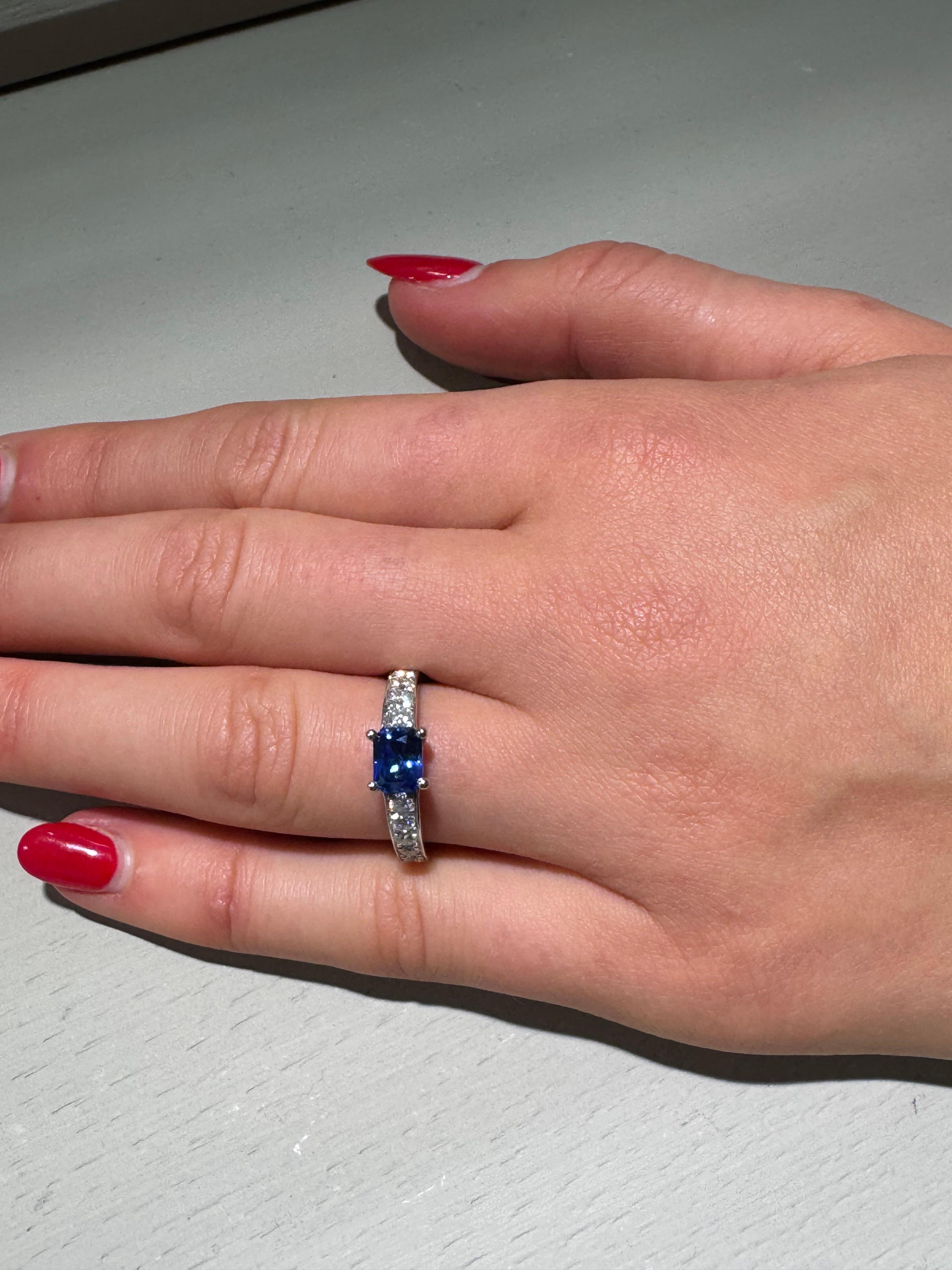Certified 1.28 Carats Blue Royal Sapphire Diamonds Yellow Gold 18 Carats Ring For Sale 1