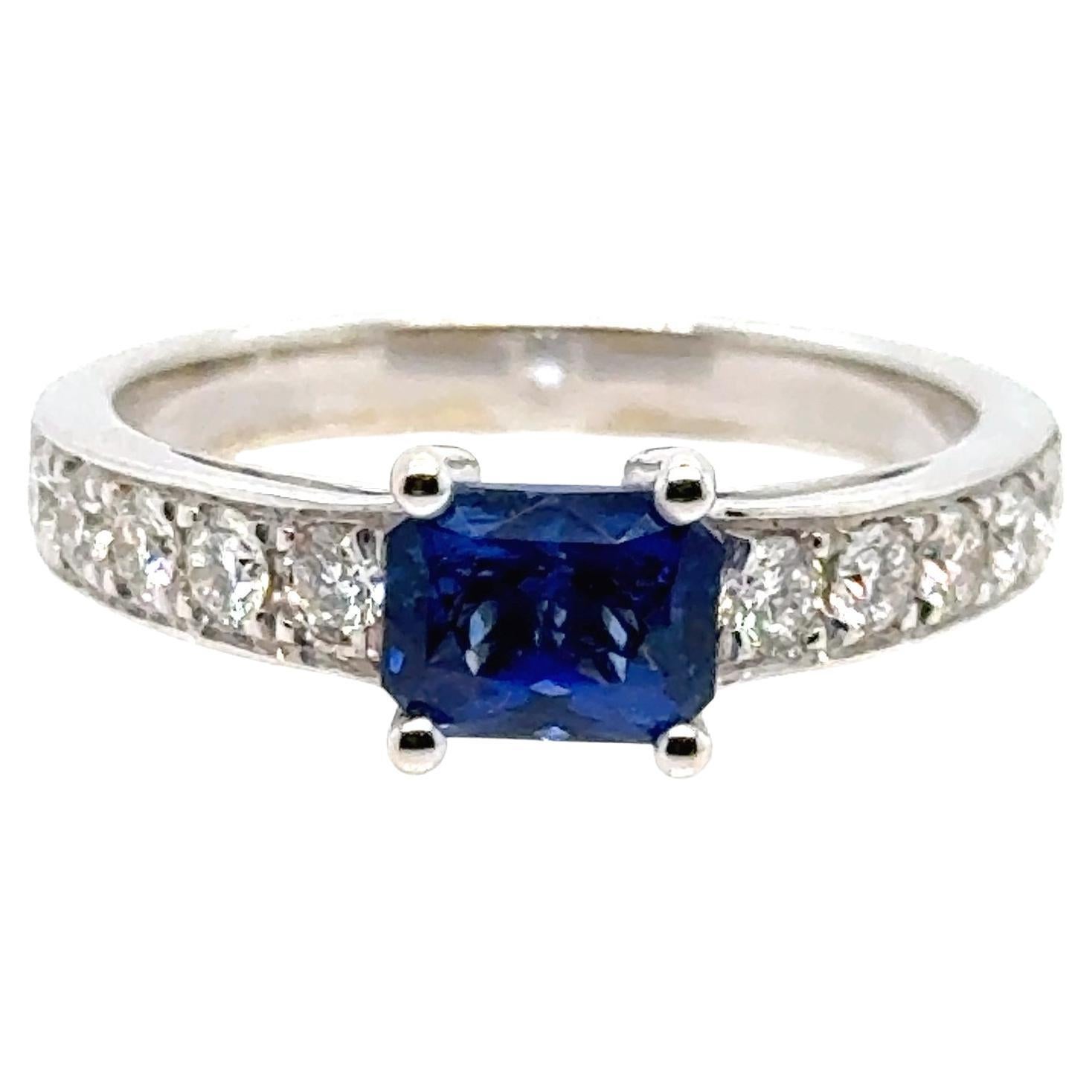 Certified 1.28 Carats Blue Royal Sapphire Diamonds Yellow Gold 18 Carats Ring For Sale