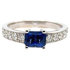 Certified 1.28 Carats Blue Royal Sapphire Diamonds Yellow Gold 18 Carats Ring