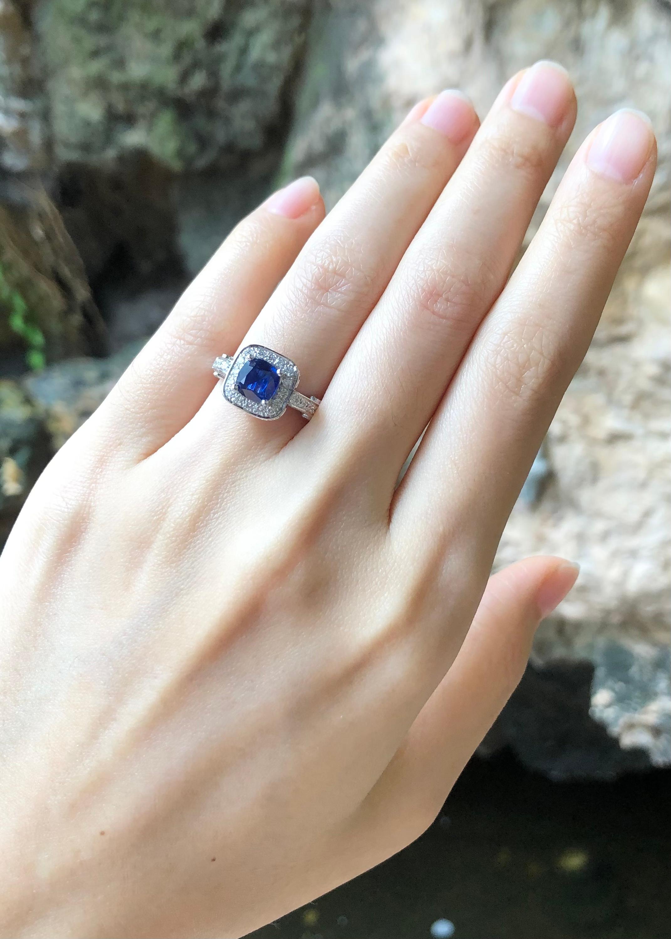 Contemporary Certified Blue Sapphire with Diamond Ring Set in 18 Karat White Gold For Sale