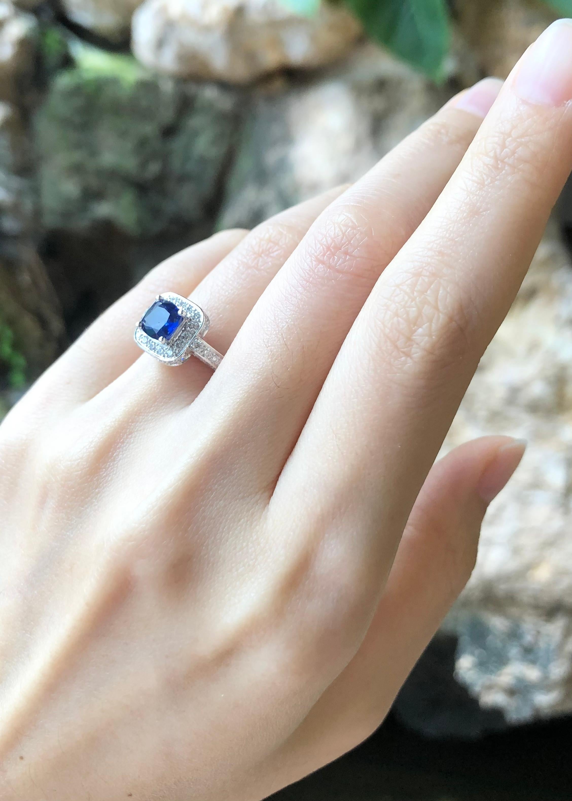 Certified Blue Sapphire with Diamond Ring Set in 18 Karat White Gold In New Condition For Sale In Bangkok, TH