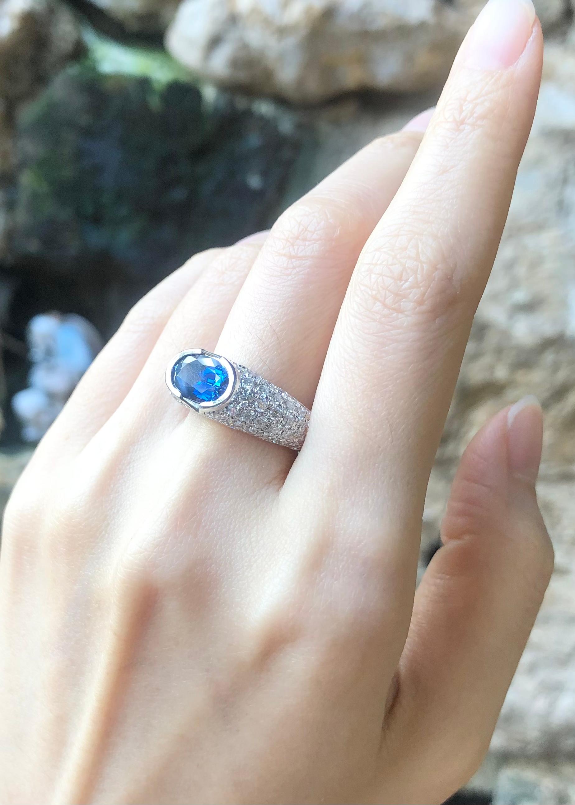 Contemporary Certified Blue Sapphire with Diamond Ring Set in 18k White Gold Settings For Sale