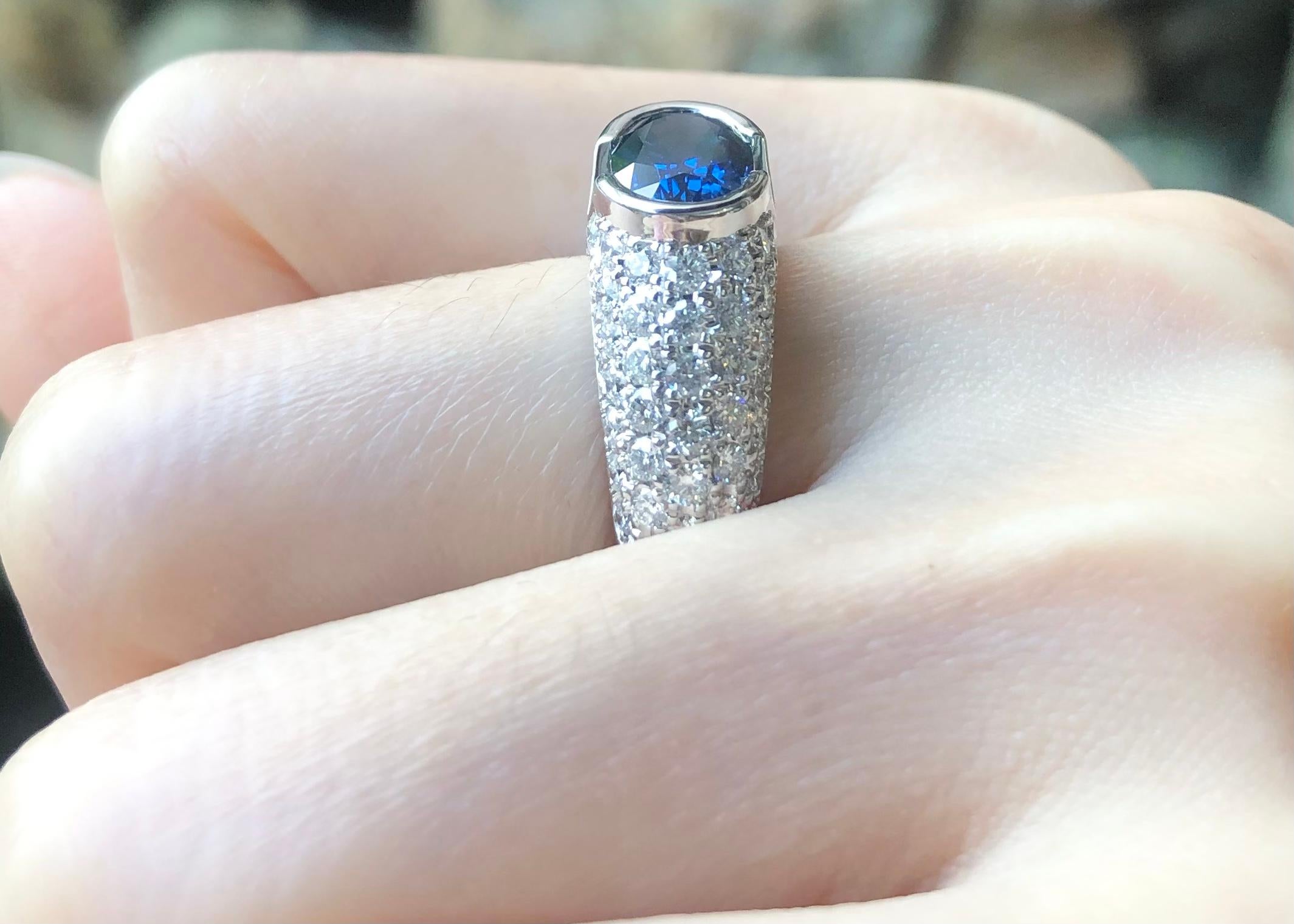 Certified Blue Sapphire with Diamond Ring Set in 18k White Gold Settings In New Condition For Sale In Bangkok, TH