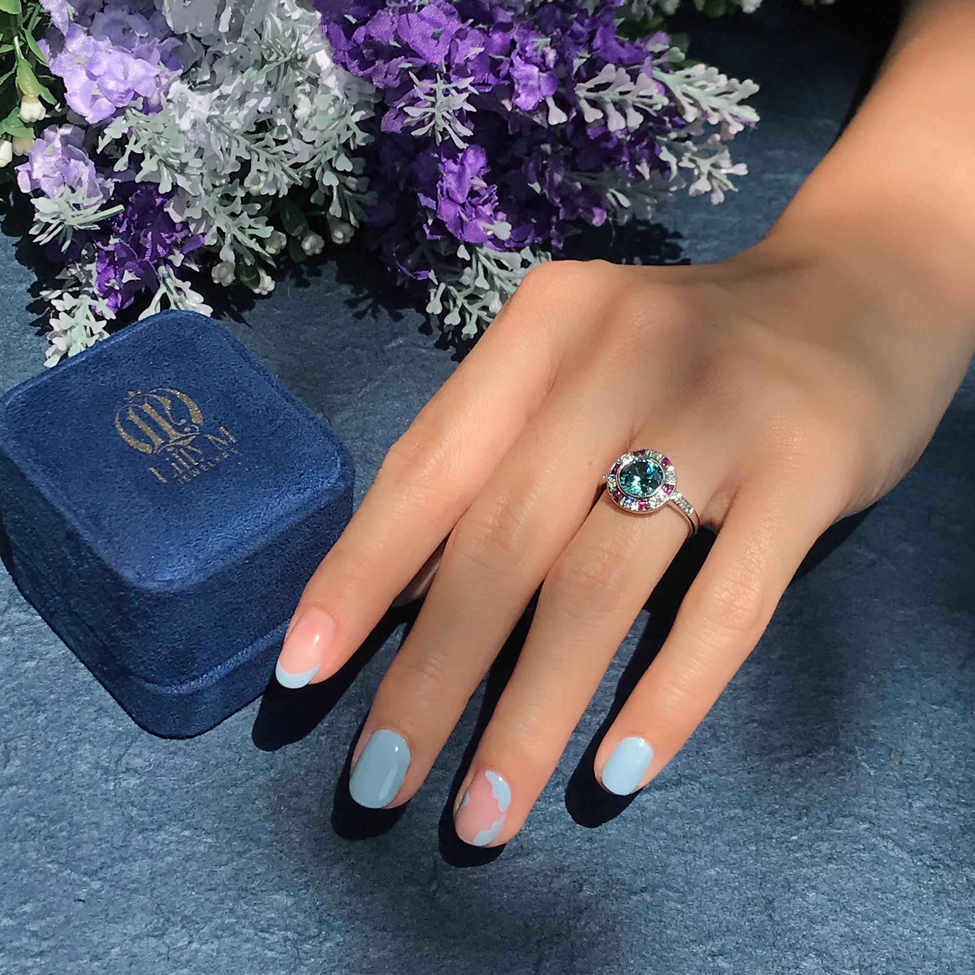 Anello con zircone blu certificato e diamante rubino in stile Art Deco con incastonatura a raggiera in oro bianco 14 carati in vendita 4